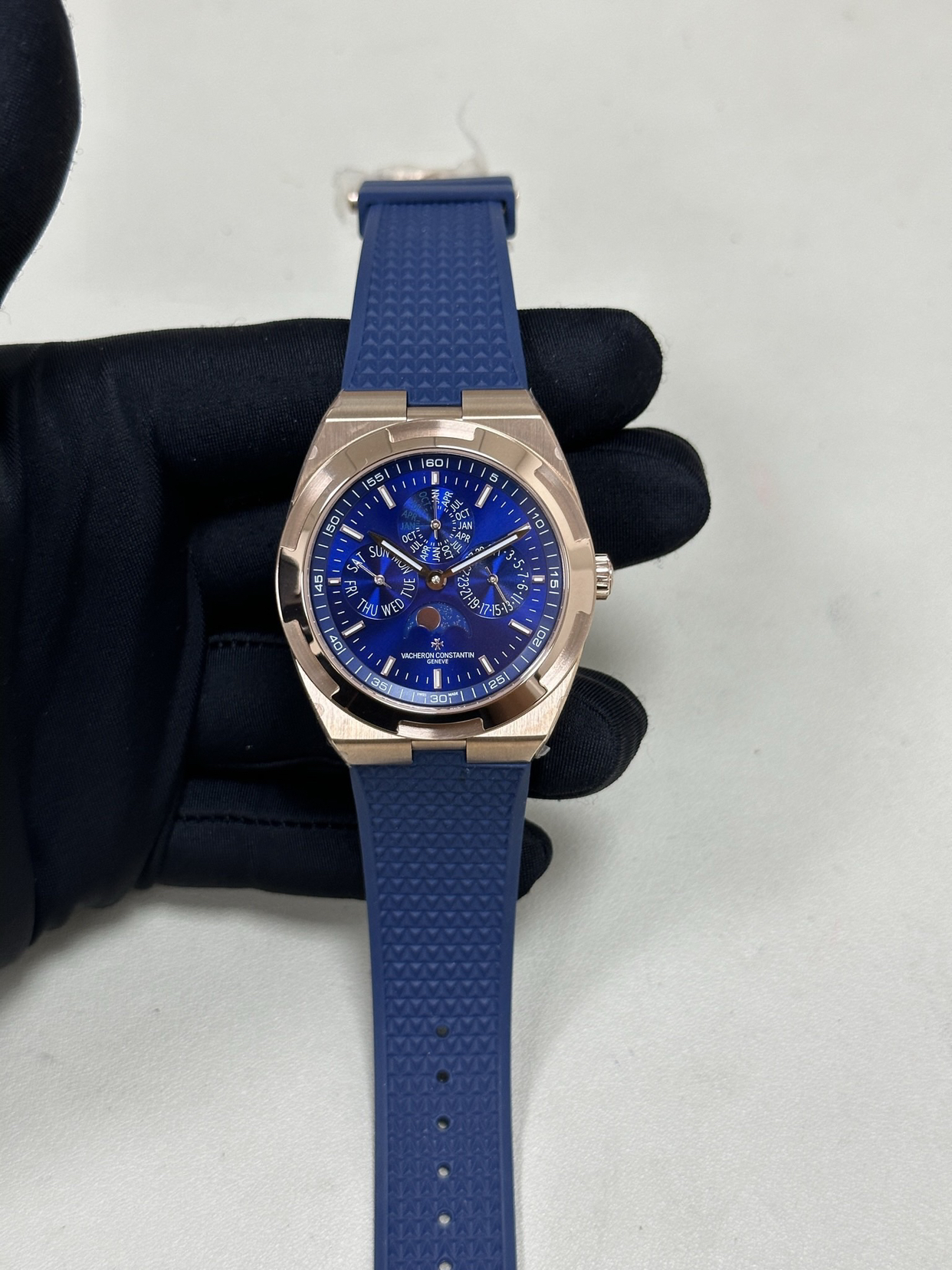 江诗丹顿纵横四海月相腕表：优雅与功能的完美结合

江诗丹顿（Vacheron Constantin）的纵横四海（Overseas）系列以其运动优雅的风格和卓越的制表工艺闻名，而其中的月相腕表更是将实用