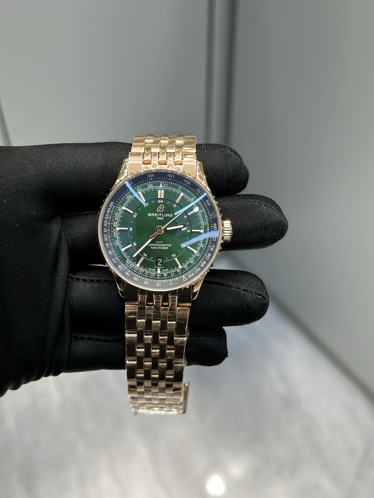 
百年灵 BREITLING 航空计时1系列  1:（直径）41MM，尺寸打造 2:（机芯）搭载海鸥2824机芯，稳定性能超强 3:（表带）采用进口意大利牛皮，耐磨耐脏，同一样，佩戴极具舒适！4:（镜