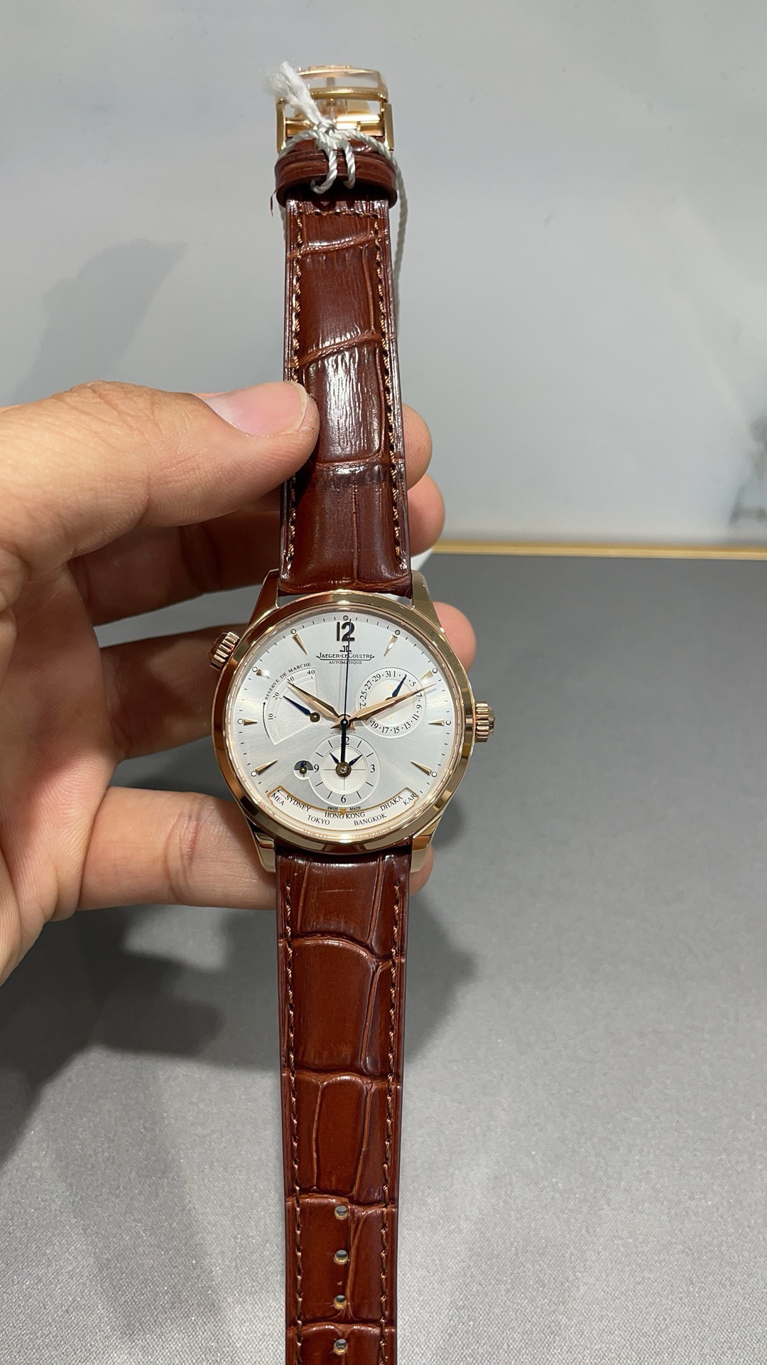 积家地理大师腕表：商务精英的腕间世界

积家地理大师腕表（Master Geographic）是瑞士顶级制表品牌积家大师系列中的经典之作，以其优雅的设计和实用的世界时功能，成为商务人士和旅行爱好者的理