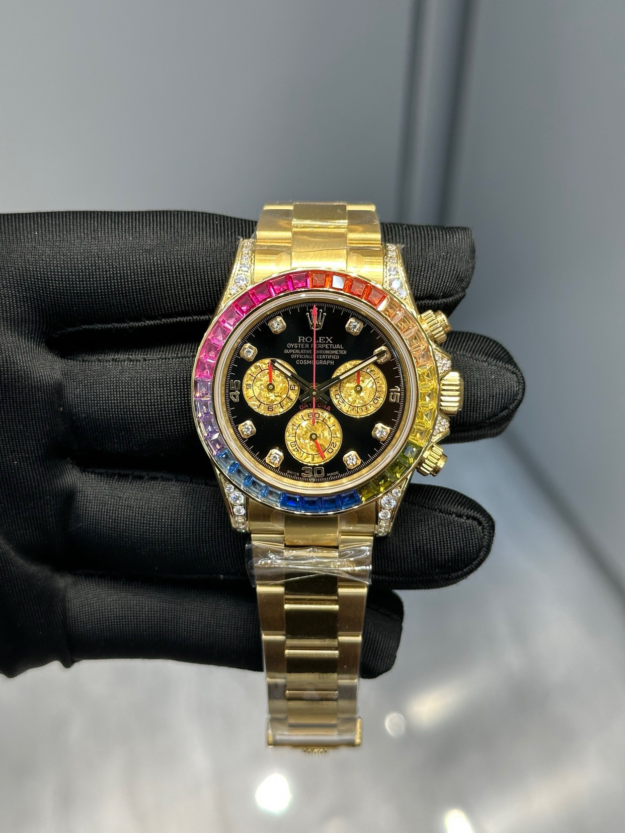 彩虹在腕间：劳力士迪通拿的绚丽变身

当彩虹遇上机械时计，会是怎样一番景象？劳力士用一枚腕表给出了答案。

这枚被称为“彩虹迪”的腕表，全名是劳力士宇宙计型迪通拿系列腕表。它在经典蚝式表壳的基础上，做