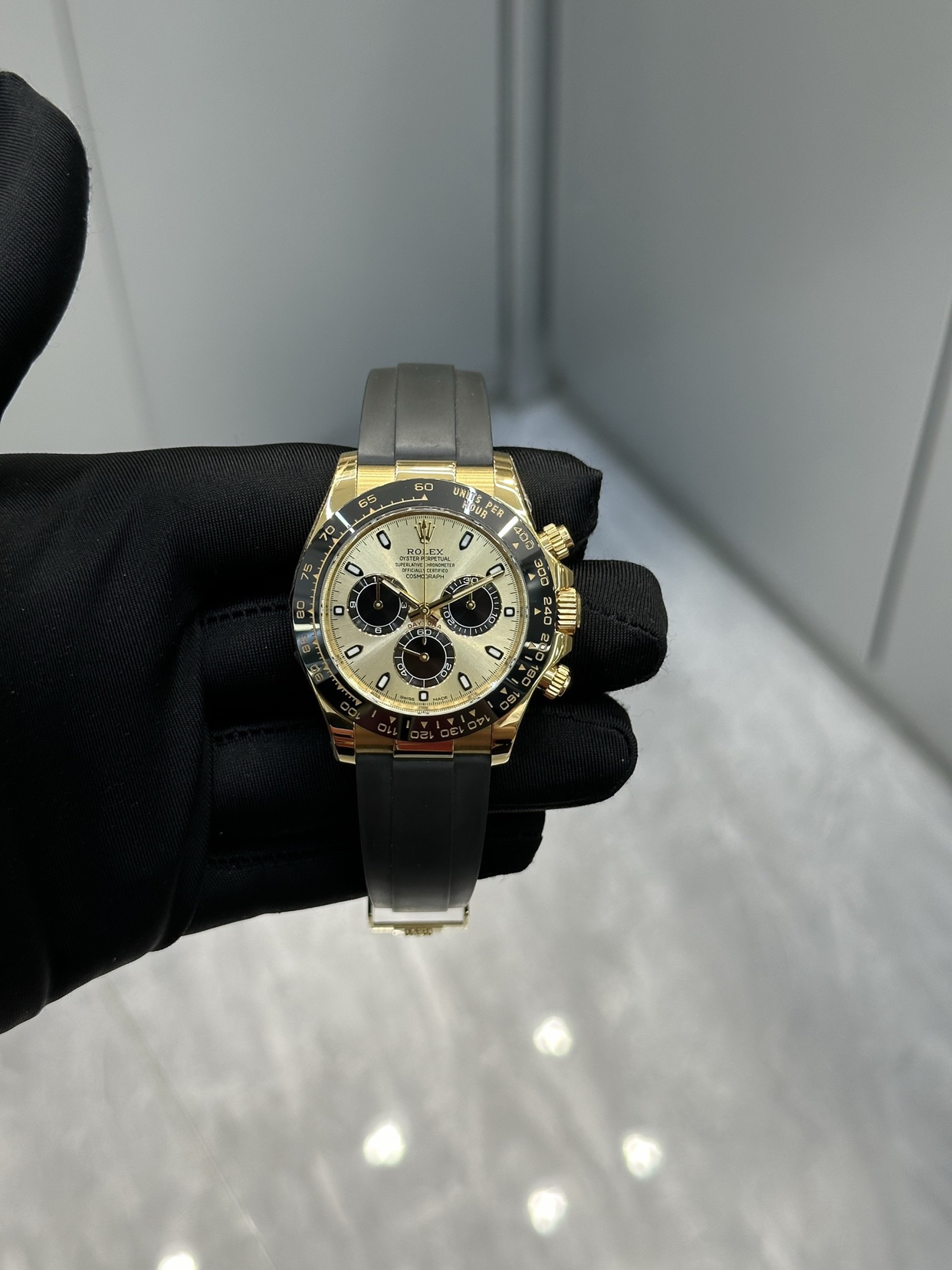 余文乐同款劳力士金迪通拿：奢华与运动的完美结合

劳力士迪通拿系列中的“余文乐款”（型号116518LN）因香港明星余文乐在婚礼上佩戴而走红，成为表迷追捧的热门表款。这款腕表以18K黄金表壳搭配黑色陶