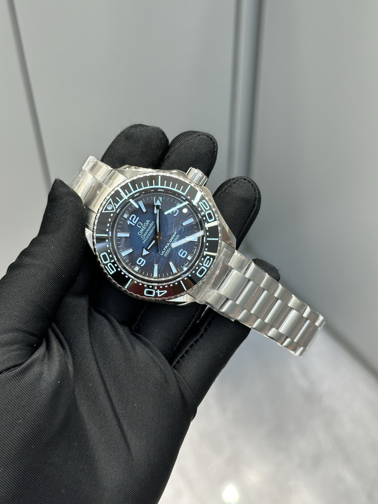 跨越时光之海：欧米茄海马系列75周年纪念款腕表

自1948年诞生以来，欧米茄海马系列便以其卓越的防水性能和优雅设计，成为潜水腕表领域的标杆。为庆祝这一传奇系列问世75周年，欧米茄推出了特别纪念款腕表