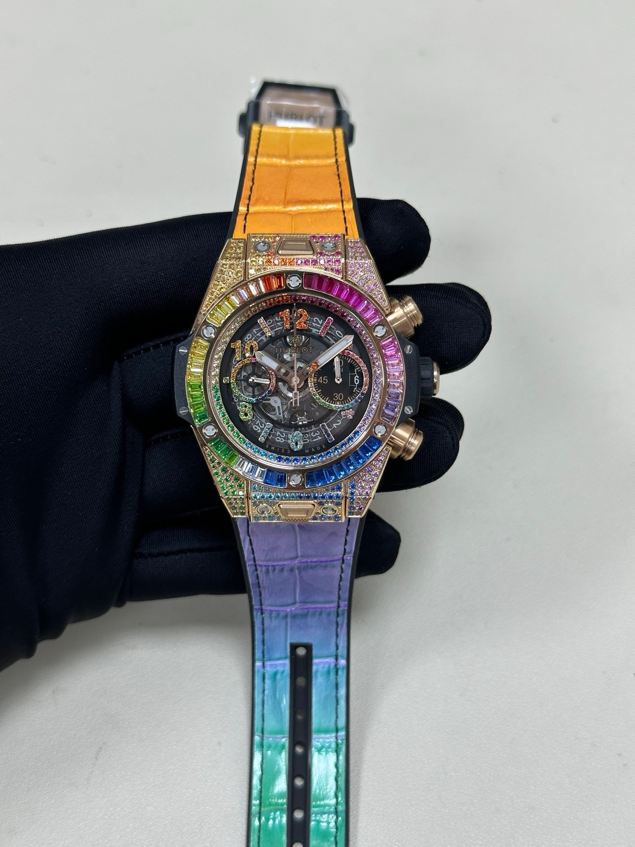 
宇舶HUBLOT ——英勇无畏，拳拳出击，简称“HUB”“恒宝”，BigBang大爆炸材料计时码表v2版❶表壳采用进口金属材料 设计感爆炸❷搭载7750改“HUB1242”自动机芯 计时瞬启与一键飞
