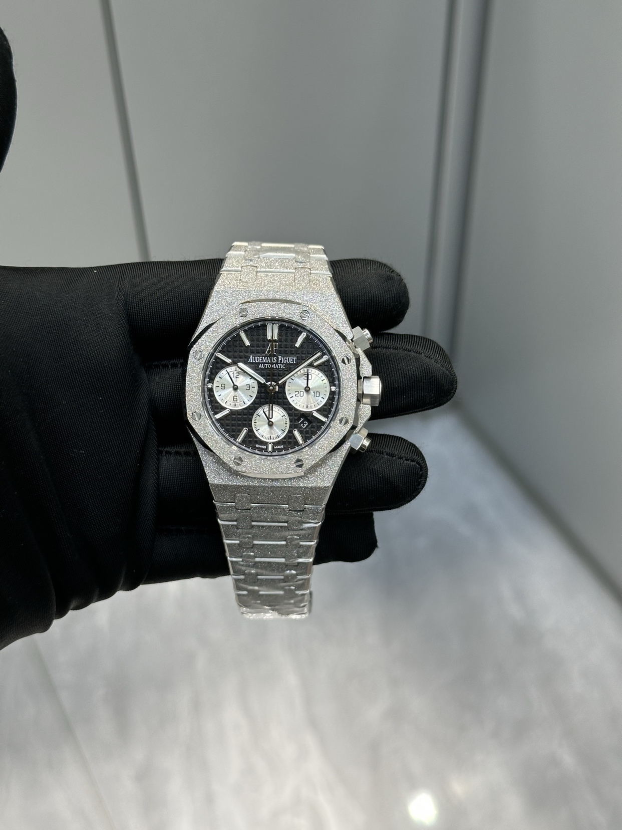 这表戴了两年，我依然会被它的光迷住

朋友第一次看到我手腕时，愣了三秒。
“你这表…怎么在发光？”

我笑了。那不是单纯的闪耀，而是一种细腻的、仿佛冬日清晨凝结在枝头的霜——这就是爱彼皇家橡树霜金计时