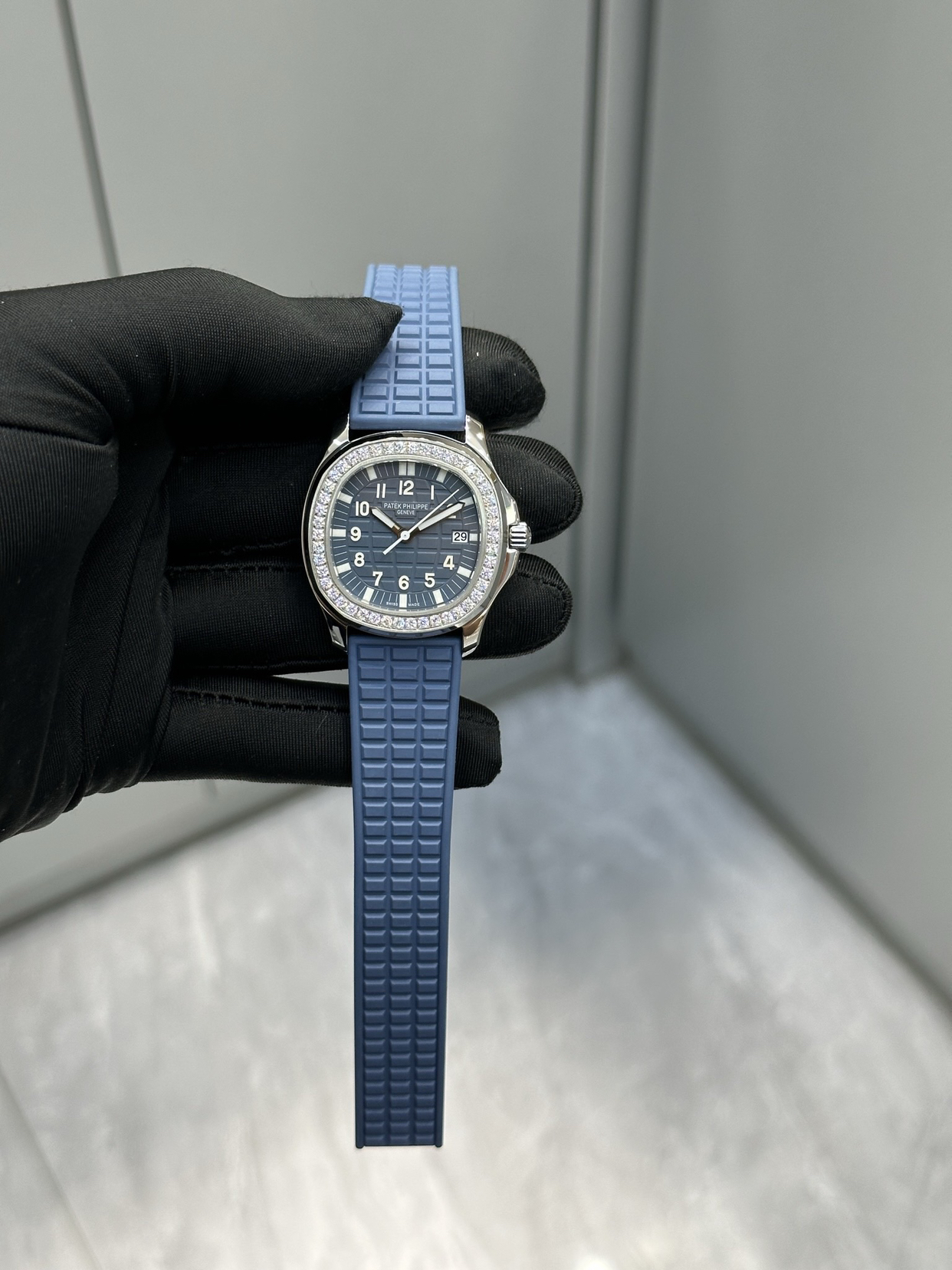 认识百达翡丽“手雷”：不只是奢华，更是随性

提起百达翡丽，很多人会想到它“表王”的尊贵身份和复杂精致的正装表。但“手雷”却是个特别的成员，它更年轻、更运动、也更适合日常佩戴。

为什么叫“手雷”？
