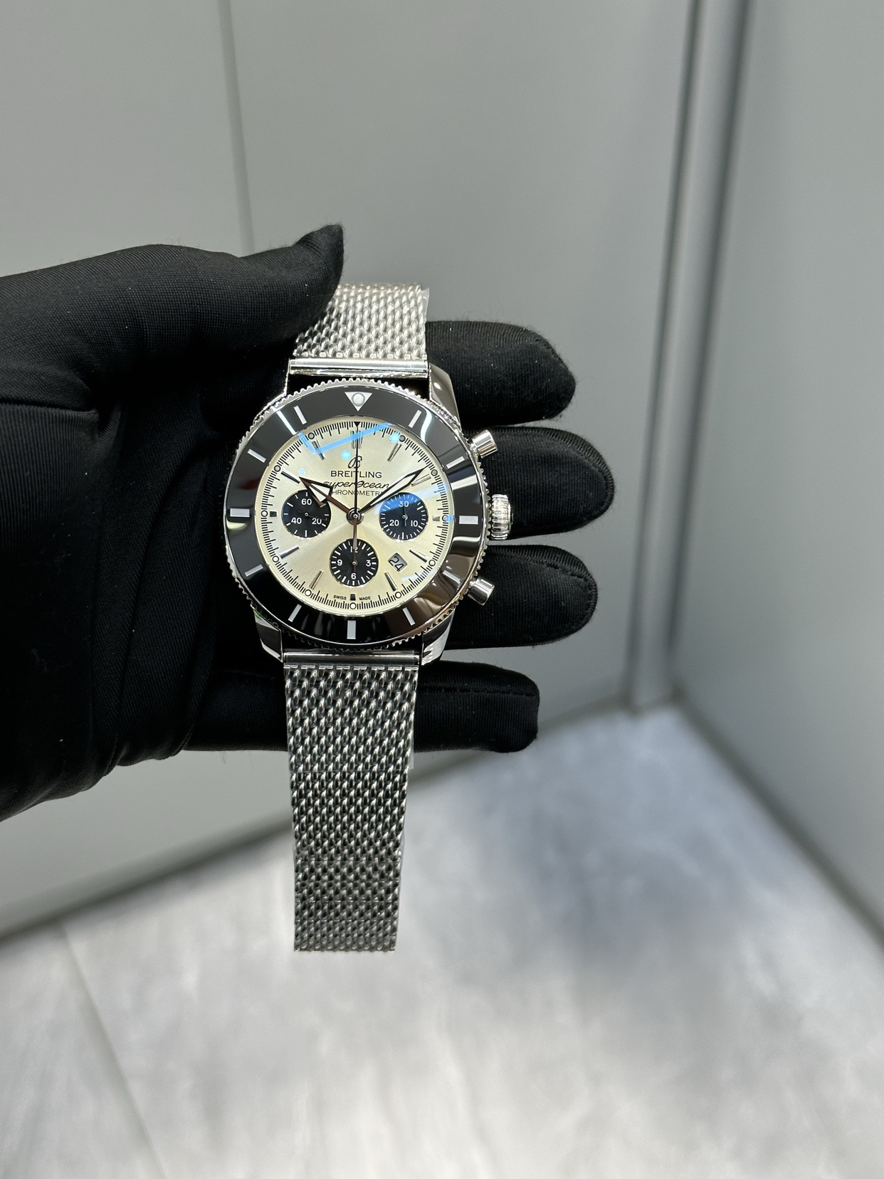 百年灵家族的“水鬼”－超级海洋文化二代42mm腕表，采用高分子耐磨陶瓷制成的表圈，经久耐磨，陶瓷圈下面是120齿设计的单向旋转精钢外圈，用尖端卓越的CNC数控机床精雕加工再进行抛光处理，配件精密度超越