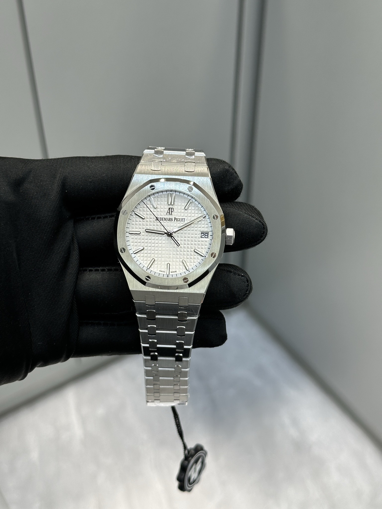 经典再进化：爱彼皇家橡树15500ST腕表

爱彼（Audemars Piguet）皇家橡树系列一直是奢华运动腕表的标杆，而15500ST作为15400的升级款，延续了经典设计的同时，细节更加精致。
