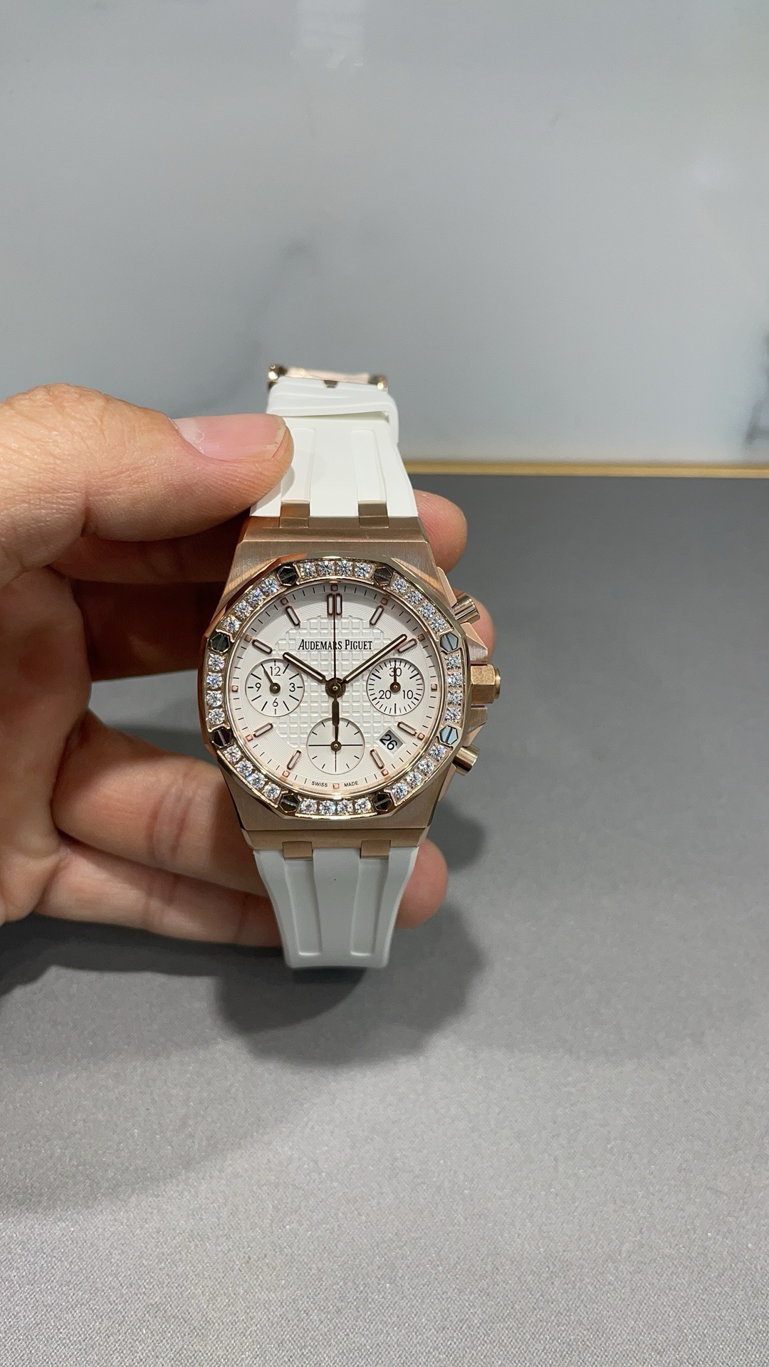 爱彼(A 皇家橡树系列 37mm 对版机械计时机芯（7750机芯，非市面石英机芯）
进口泰国橡胶表带 蓝宝石镜面 日期显示
(实物拍摄 关注细节 不走弯路不入坑）
（整体重量看图5，124克）
