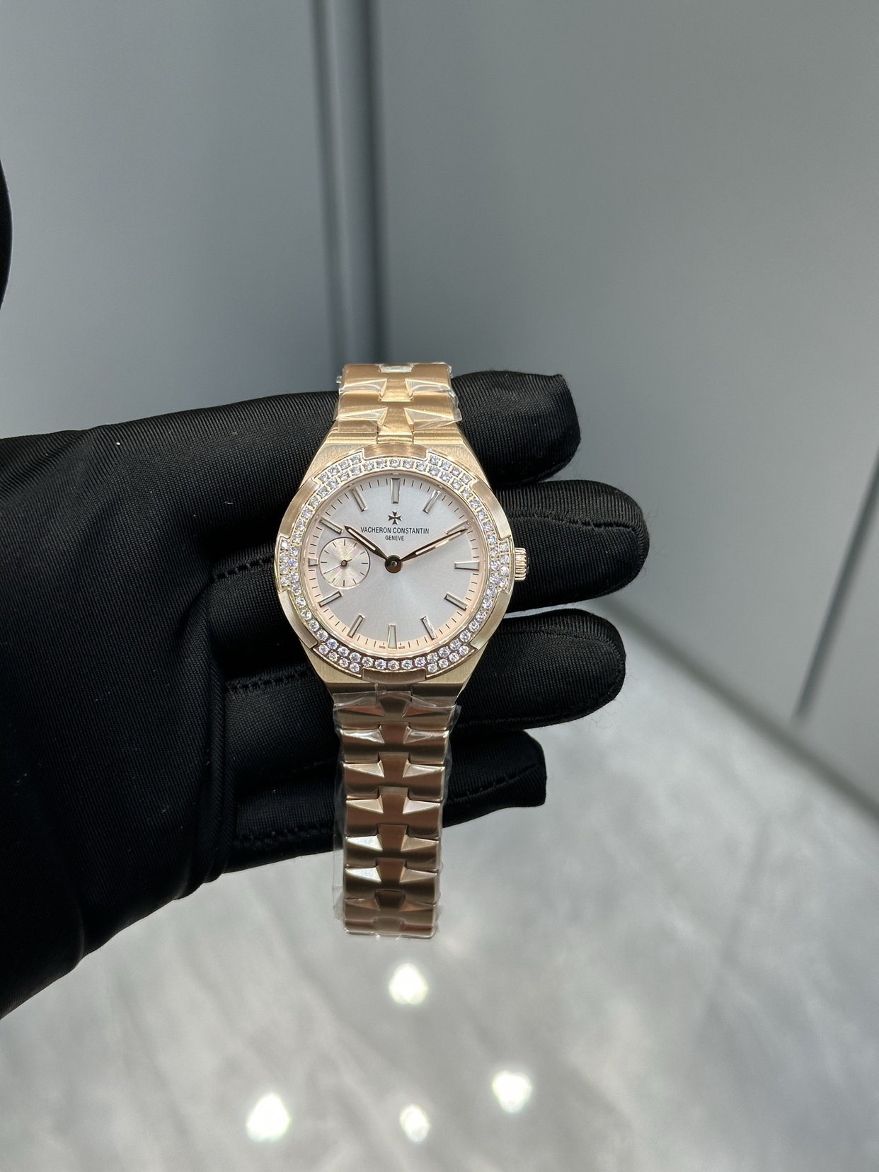 江诗丹顿纵横四海女表：钻圈点缀的优雅冒险

江诗丹顿（Vacheron Constantin）的纵横四海（Overseas）系列一直是高级制表与旅行精神的代名词，而女款钻圈腕表更在硬朗气质中融入璀璨柔