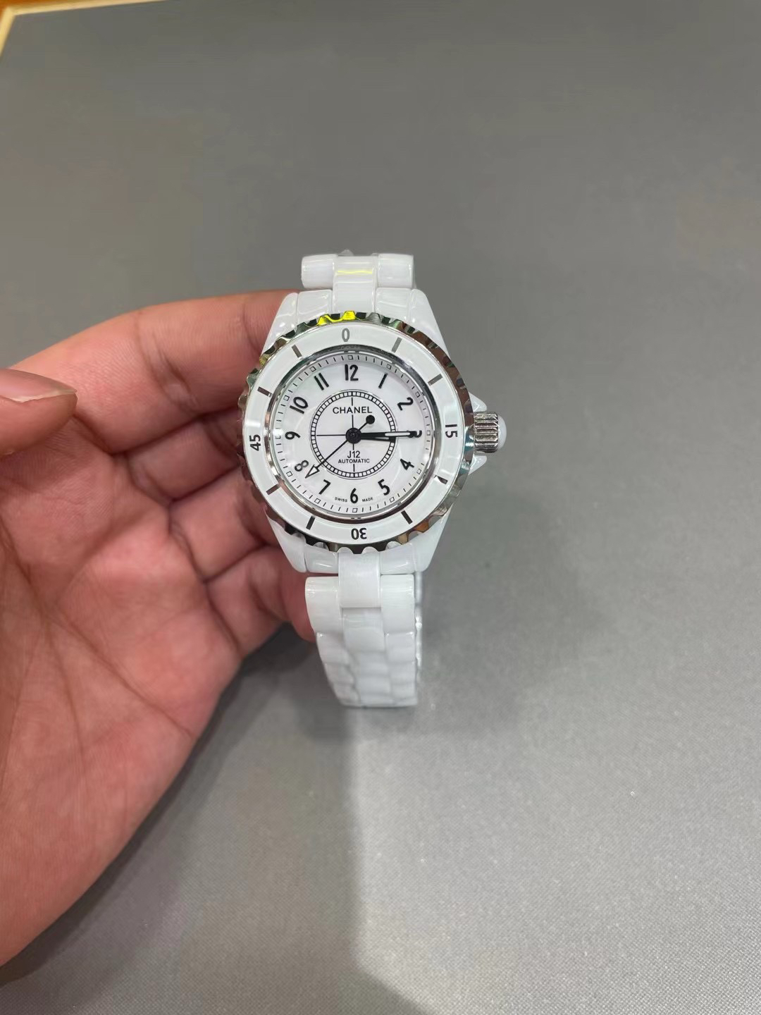 经典的白：香奈儿J12白色陶瓷腕表

在腕表的世界里，香奈儿J12的白陶瓷腕表，是一个无法被忽略的经典标志。它简约、优雅，又极具辨识度。

一件会报时的“高级时装”

J12最引人注目的，便是它通体采