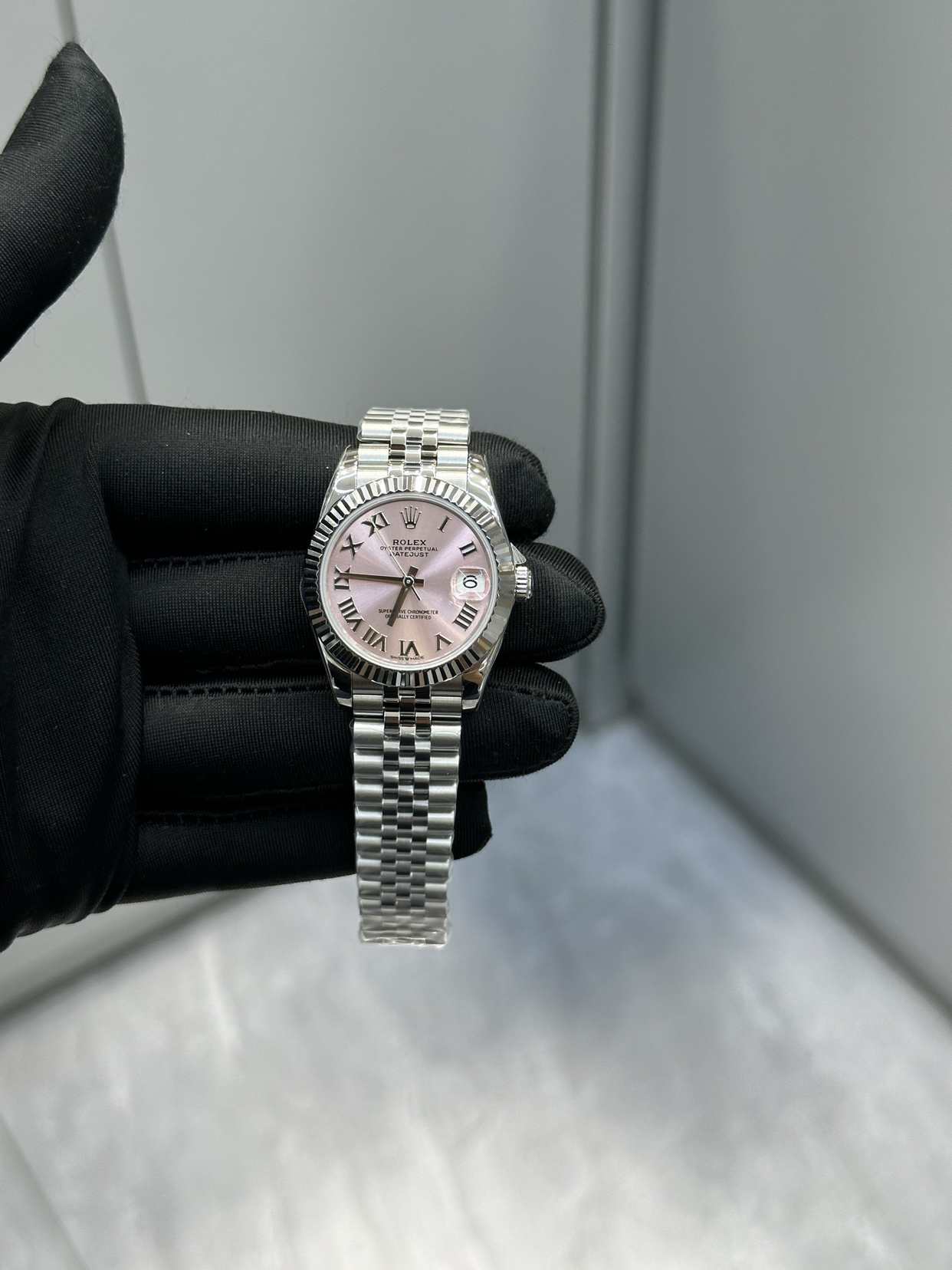 时光中的优雅诗意：劳力士日志粉面腕表

初见劳力士日志型粉面腕表时，仿佛遇见时光中开出的一朵温柔之花。这抹粉色调得不张扬、不稚嫩，是一种经过岁月沉淀的优雅色泽，在光线下流转着珍珠般的温润光泽。

36