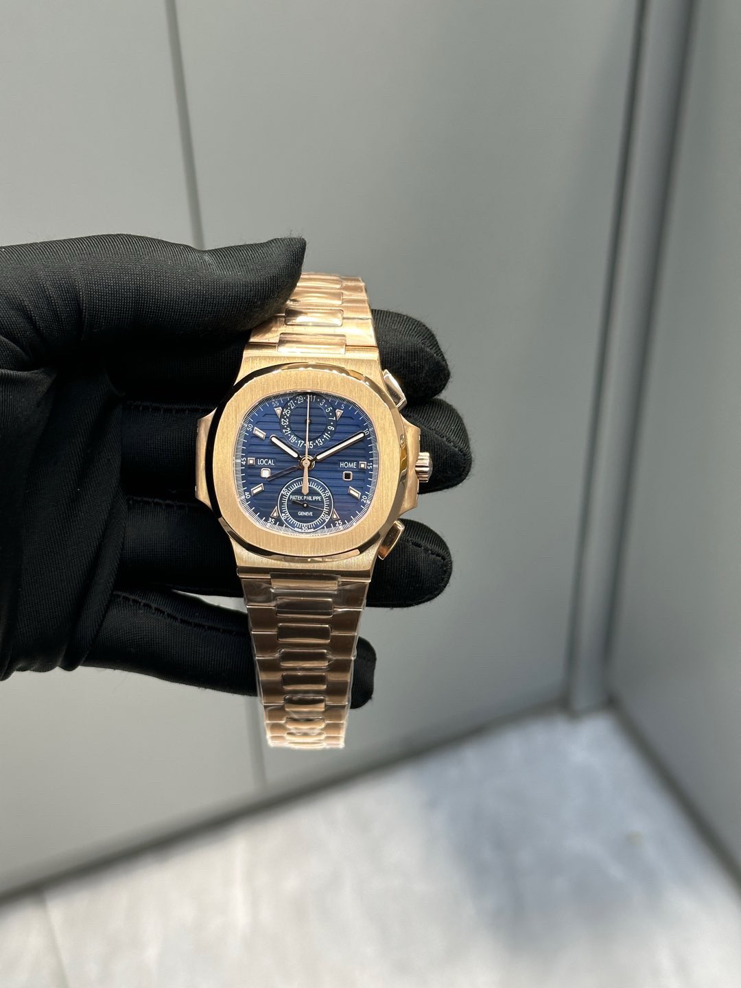 百达翡丽5990：一“表”在手的双城生活

在顶级腕表的世界里，百达翡丽（Patek Philippe）是一个闪耀的名字。而型号5990，则是其热门系列“鹦鹉螺”中一款非常特别和实用的复杂功能腕表。
