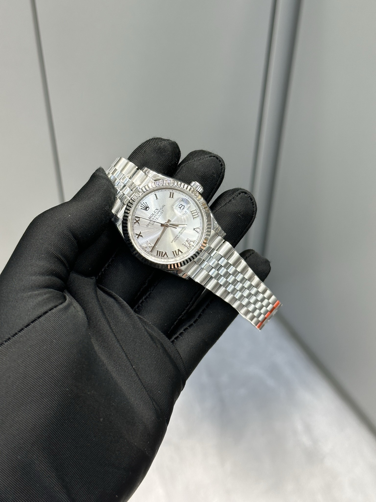 经典之选：劳力士银白日志型36腕表

劳力士日志型（Datejust）一直是品牌最具代表性的系列之一，而银白盘面的日志型36更是经典中的经典。这款腕表以简约优雅的设计，适配各种场合，成为许多表友的日常