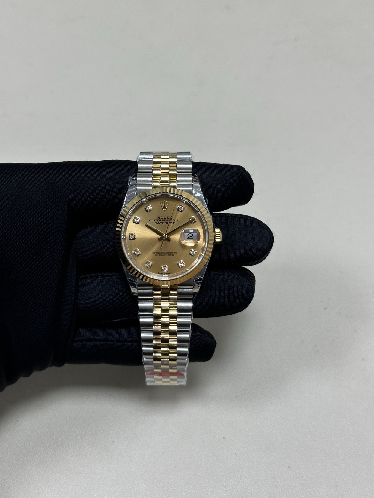 劳力士间金日志：手腕上的平衡艺术

经典钢圈与暖金色调交织，
既不是全钢的克制，也非全金的张扬，
恰好在务实与渴望之间找到了那个微妙的分界点。

如果手表会说话，劳力士间金日志的台词一定最耐人寻味。它