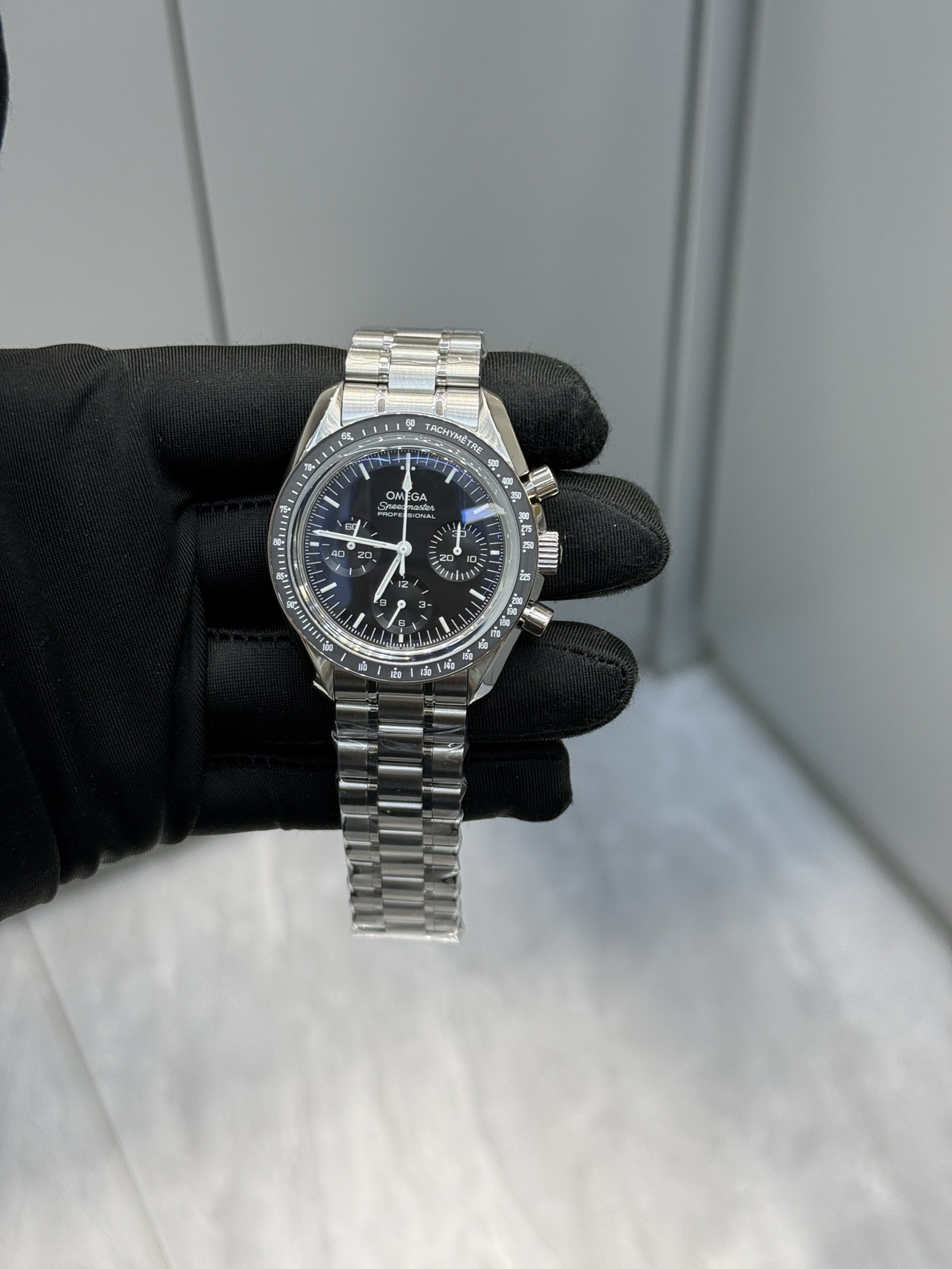 欧米茄超霸：不止是一块表，更是一段传奇

说到欧米茄，很多人会想到超霸。它可能不是最华丽的，但绝对是世界上最具传奇色彩的腕表之一。

它最著名的标签：月球表

超霸最引以为傲的称号就是“月球表”。

