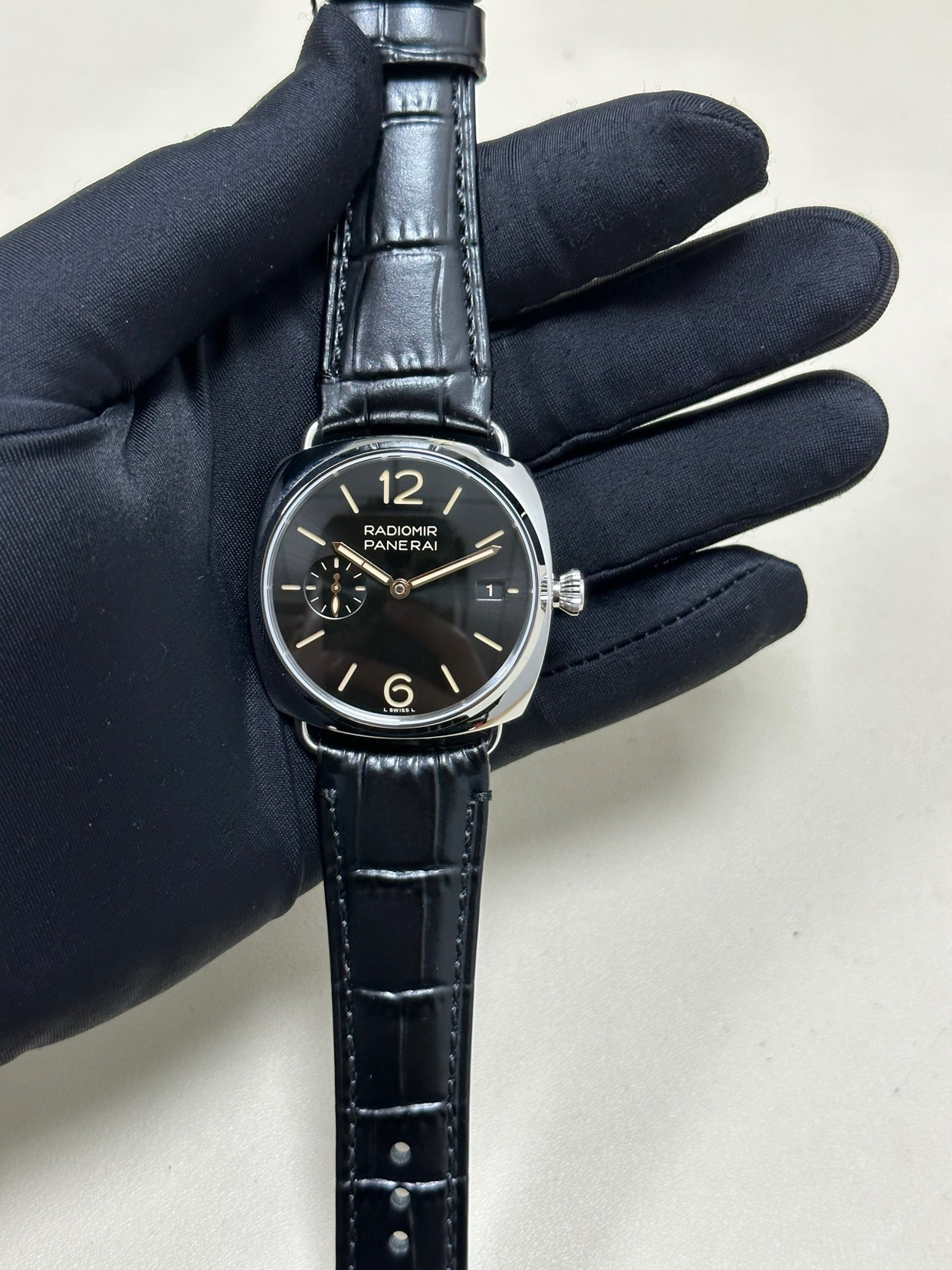 沛纳海1294腕表：小手腕的意式浪漫

沛纳海1294是Radiomir镭得米尔系列中的一款经典腕表，它延续了品牌标志性的意式设计美学，同时为手腕较细的佩戴者带来了福音。这款腕表将沛纳海的军表传统与现