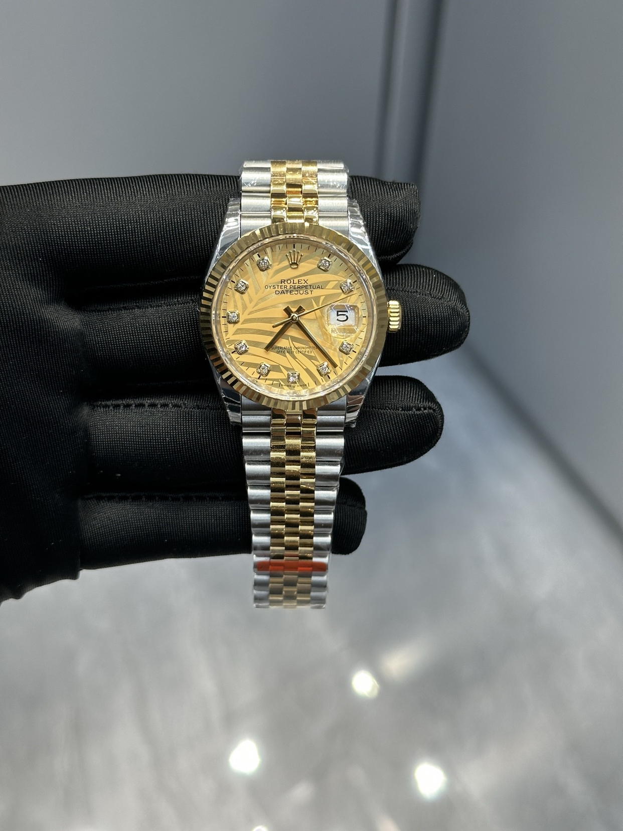 经典之选：劳力士间金日志型

如果你在寻找一枚既经典又带有温暖个性的腕表，那么劳力士间金棕叶纹黄盘日志型会是一个绝佳的选择。

它延续了日志型最标志性的设计：

• 三角坑纹外圈：独有的锯齿状圈口，在