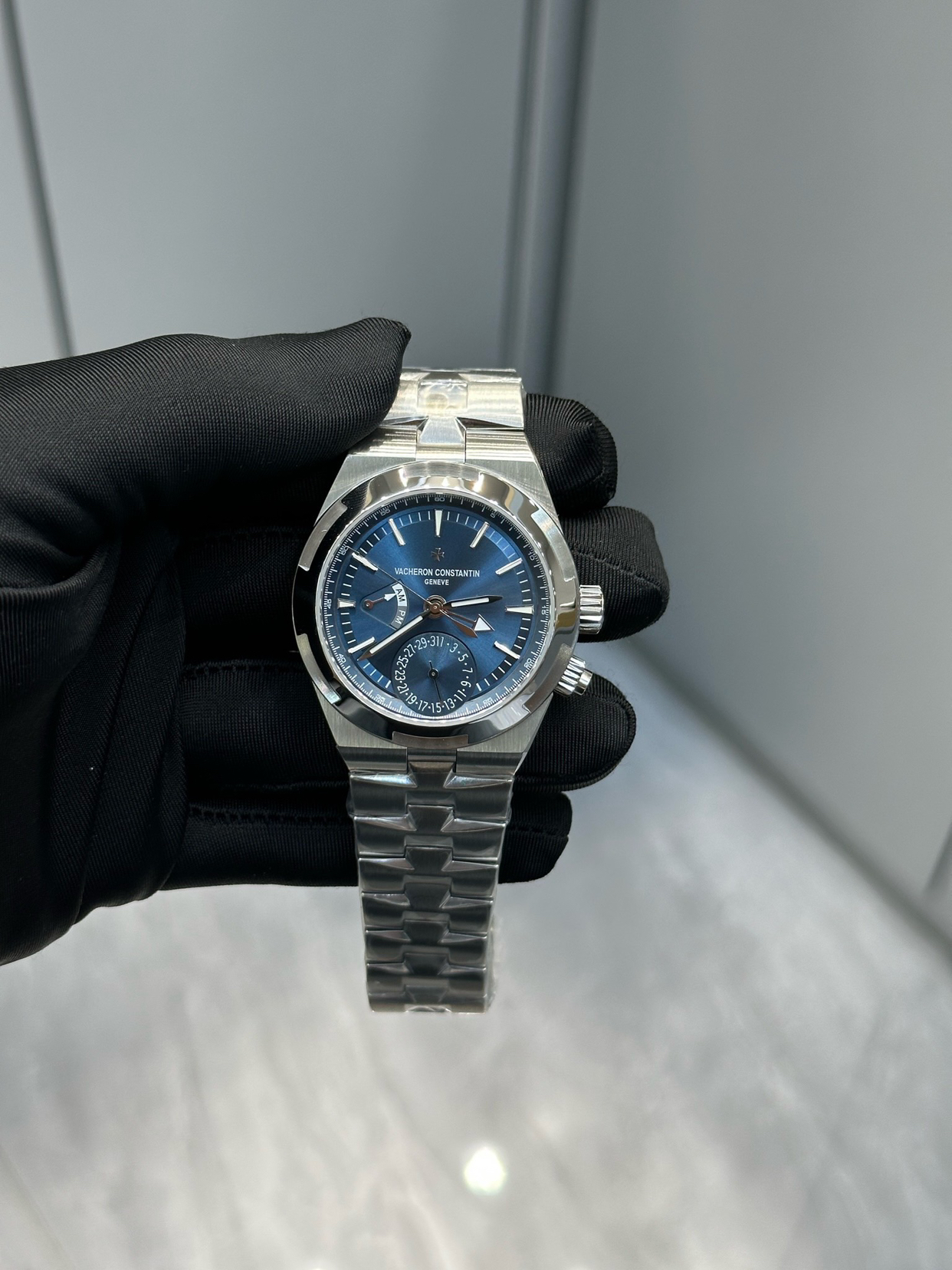 江诗丹顿纵横四海：优雅与冒险的完美结合

江诗丹顿（Vacheron Constantin）作为瑞士顶级制表品牌之一，其纵横四海（Overseas）系列堪称现代奢华运动表的典范。它既保留了品牌的经典美