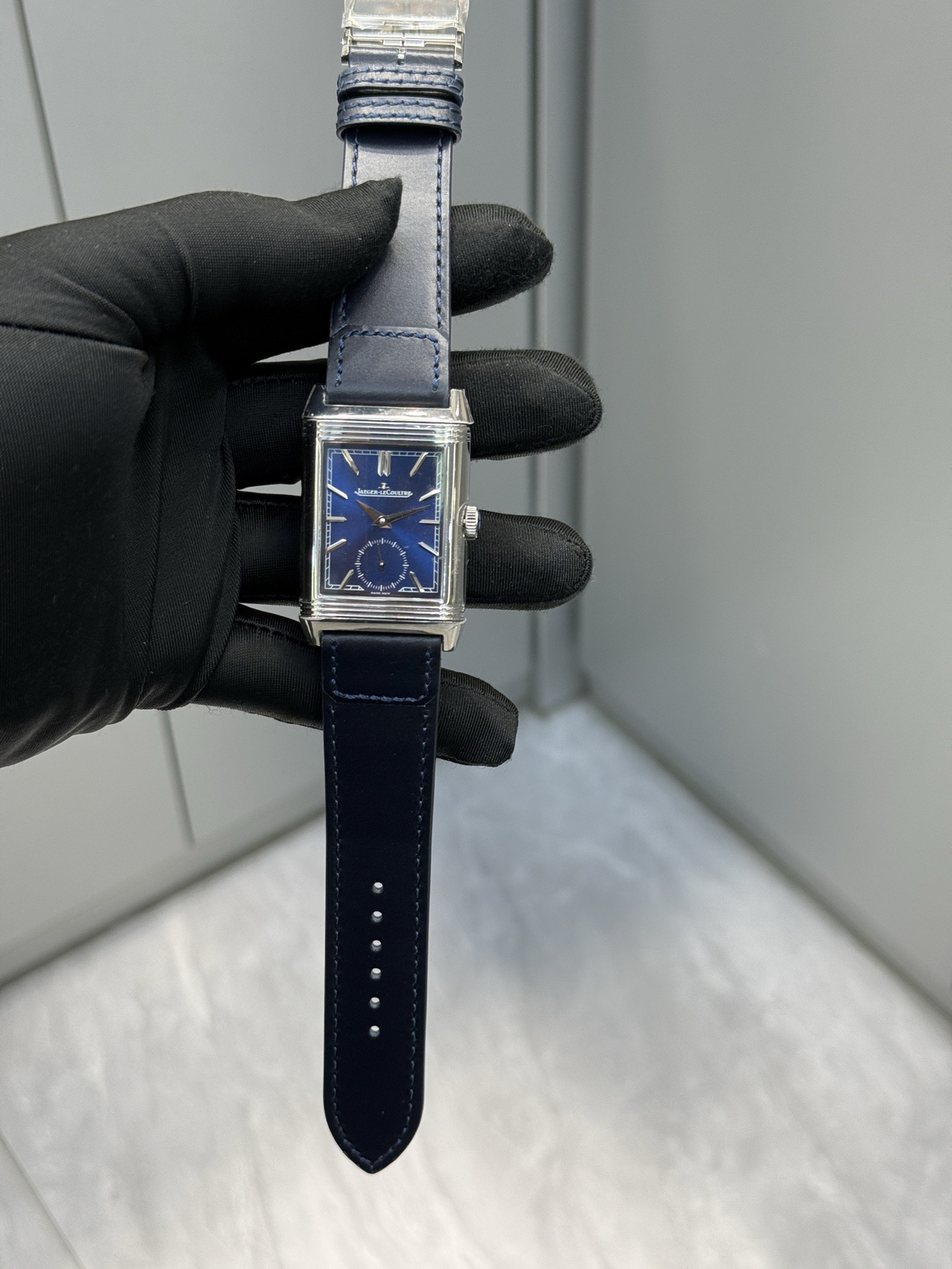 积家 Reverso Tribute双面双时区翻转腕表  简洁的小三针正面素雅、温和，规整的反面拥有昼夜显示以及第二时区显示功能，佩戴者仅需一个翻转的瞬间，第二表盘的秘密便尽数呈现。腕表中有两种“面容