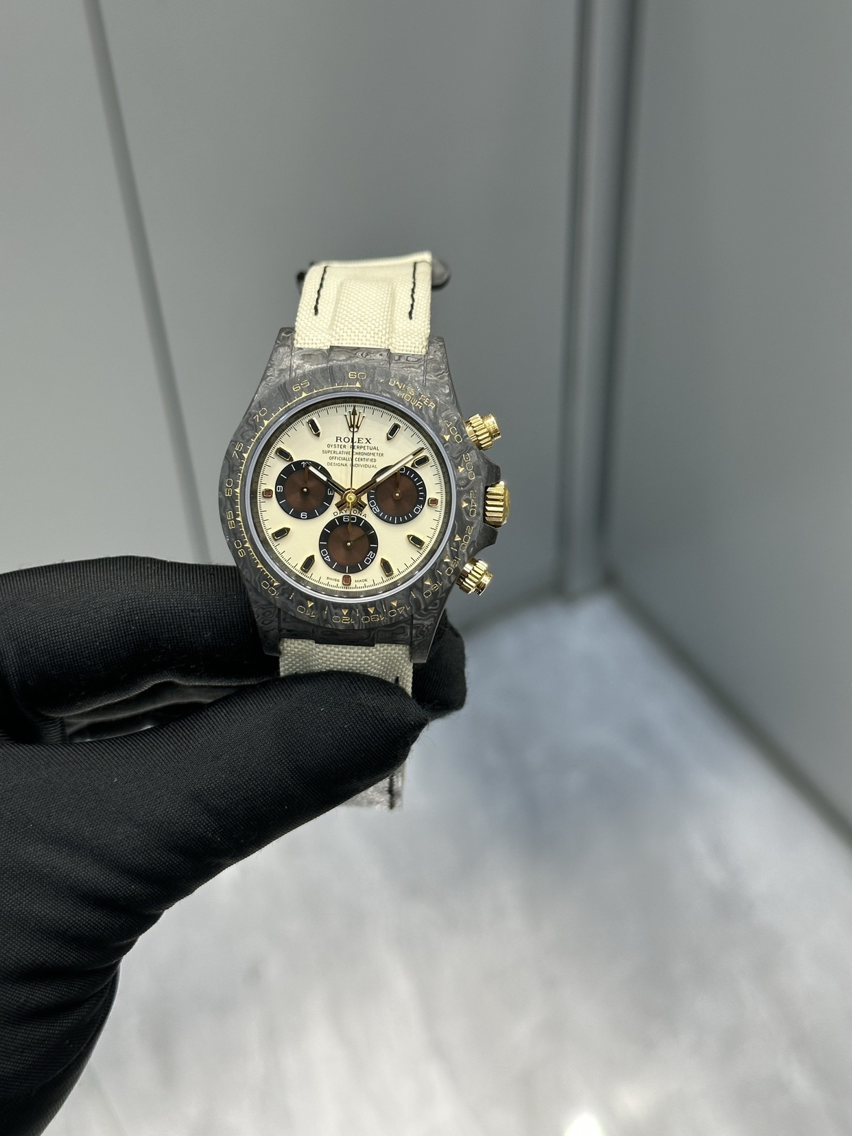 Diw 新作超级纤维迪通拿-惊艳现市原厂工艺顶级碳纤维材料打造纯碳纤维表壳，表圈，底盖，表扣搭配尼龙魔术贴表带直径40mm 厚度12.3mm采用超级4130机芯 所有结构功能尺寸均与原装完美吻合