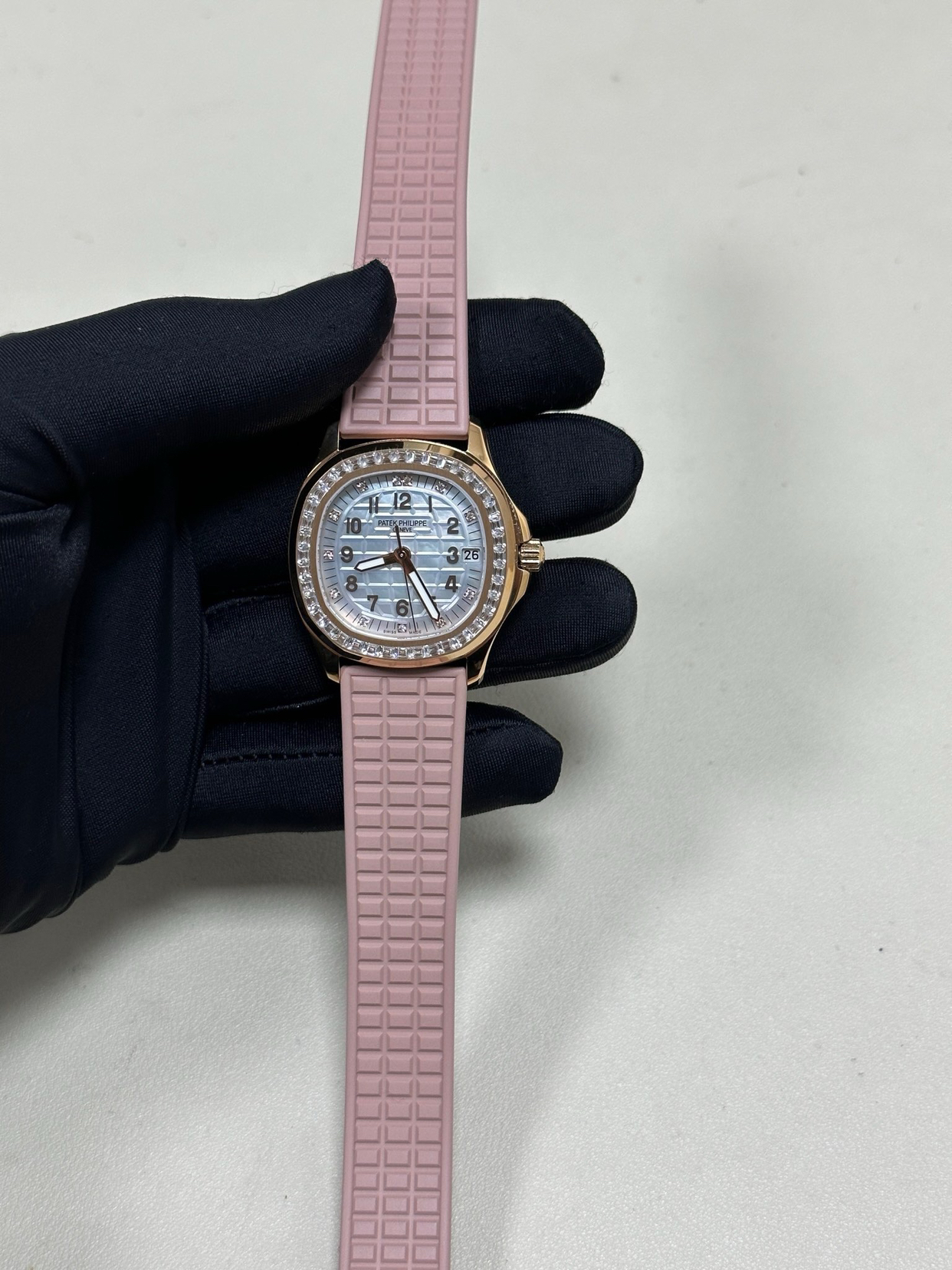 AQUANAUT女装机械系列
【表壳】1.腕表尺寸35.6 X 9.5mm 圆润的八角形表壳与原装一致，保持着复古的造型和精湛的做工
2.旋入式把头设计和实心底盖结构吻合与原版。3.表圈镶嵌46颗顶级