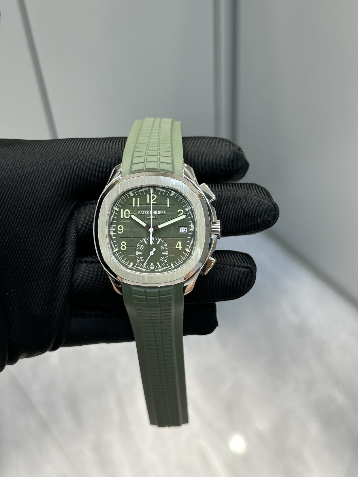 百达翡丽手雷5968G-001：简约却不简单

百达翡丽（Patek Philippe）的手雷（Aquanaut）系列一直以时尚运动风格备受喜爱，而5968G-001则是其中一款兼具功能与设计的计时码