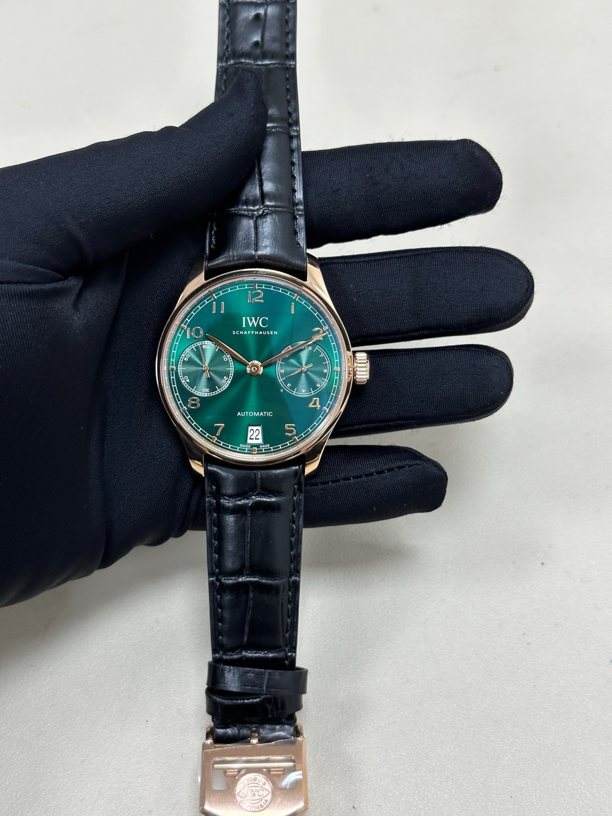 万国葡七极光绿：一抹绿意的时光诗篇

在腕表的缤纷世界里，绿色，是近些年最受瞩目的颜色之一。而万国葡萄牙系列七日链腕表的这款“极光绿”，更是将这股绿色风潮推向了新的境界。

经典传承，绿意新生

自1