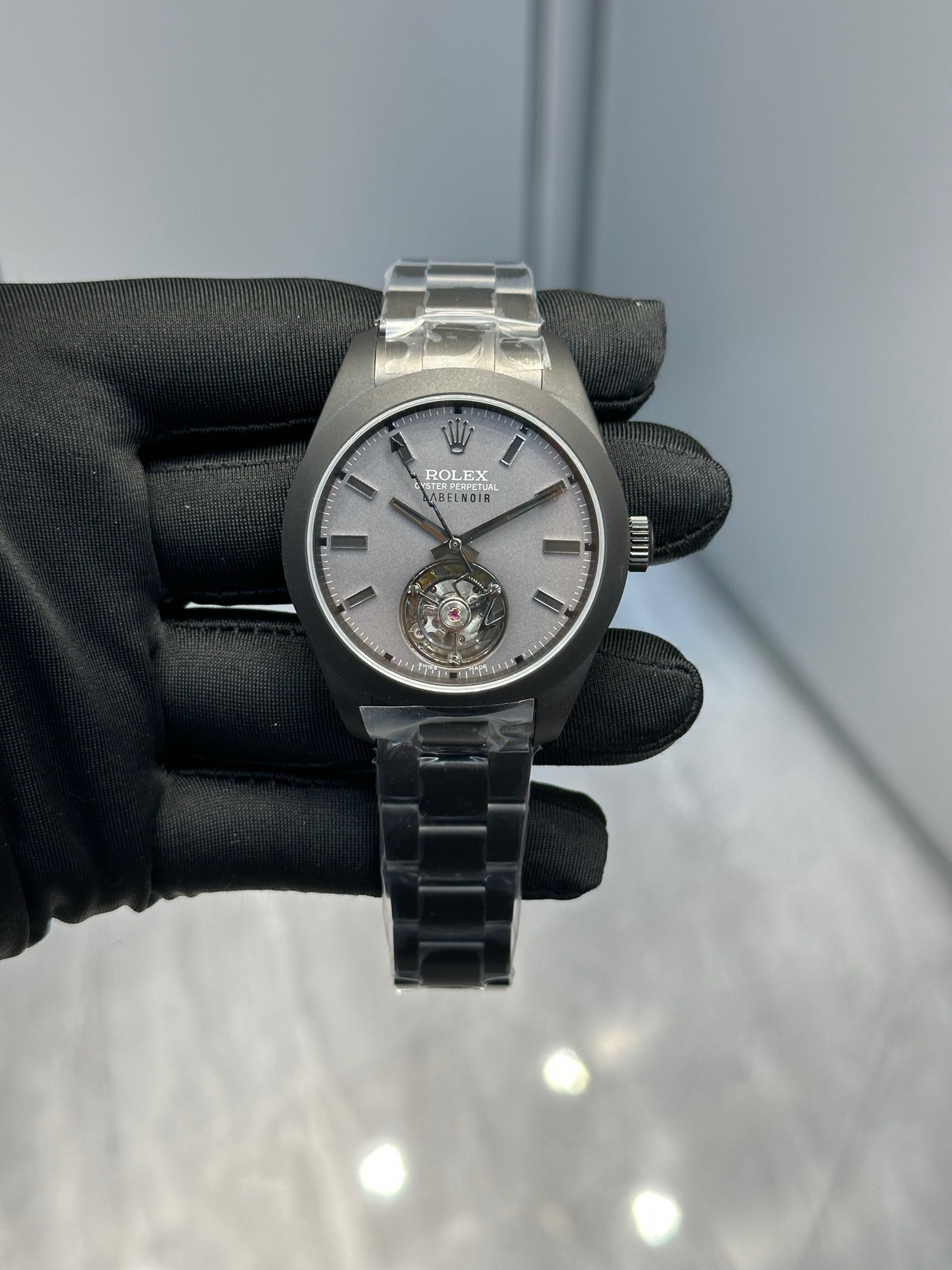 劳力士  label noir蚝式陀飞轮
label noir官方基于milgauss蚝式116400闪电针数的据进行开发，制师表在3131自动机械机芯基的础上进行深了度开发，拆除了51个组件，然增后