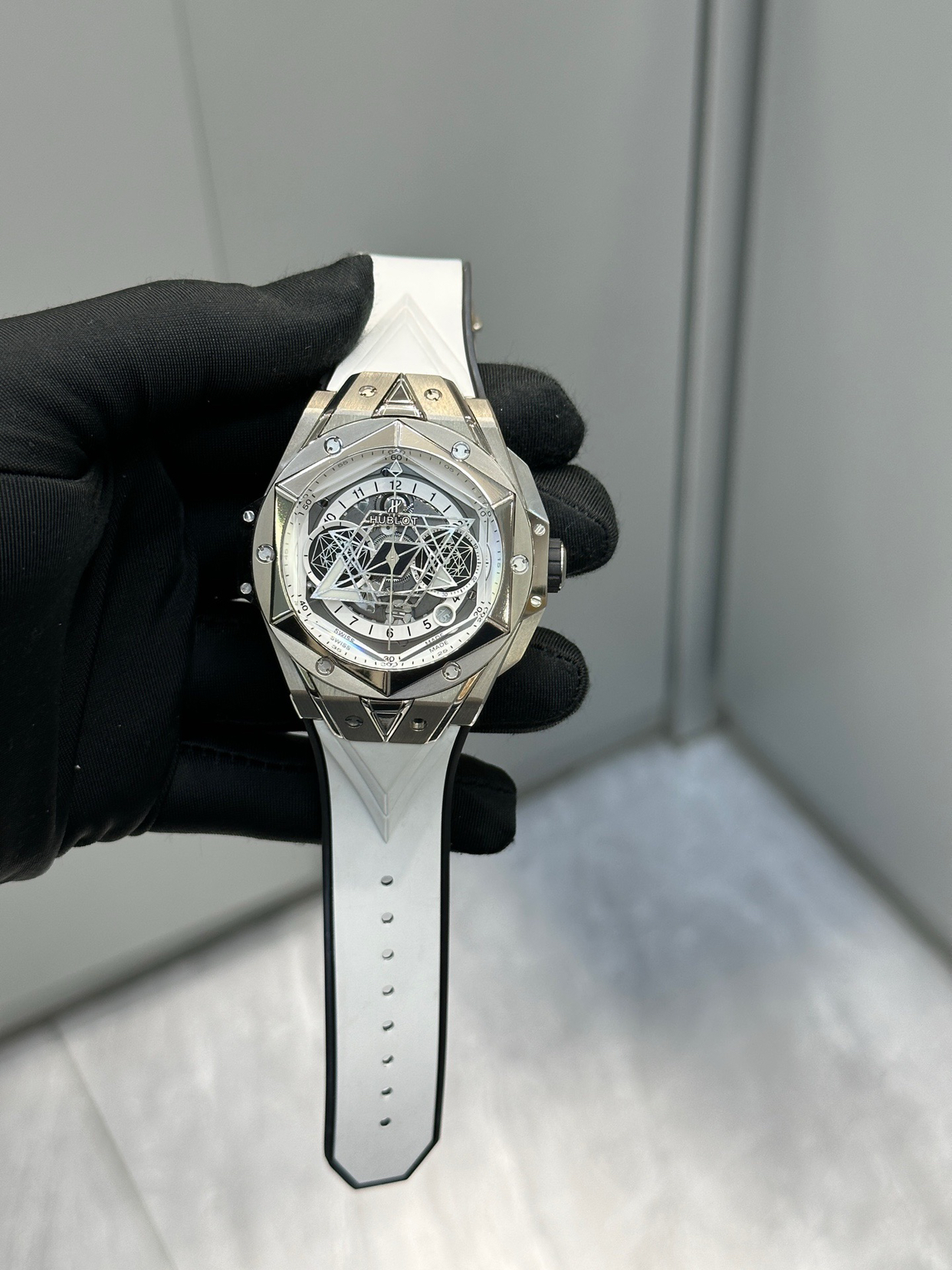 恒宝宇舶刺青腕表：叛逆与艺术的融合

恒宝（Hublot）与刺青艺术家马克西姆·普莱西娅-布奇（Maxime Plescia-Buchi）合作的刺青系列腕表，将街头艺术与高级制表结合，打造出极具个性的