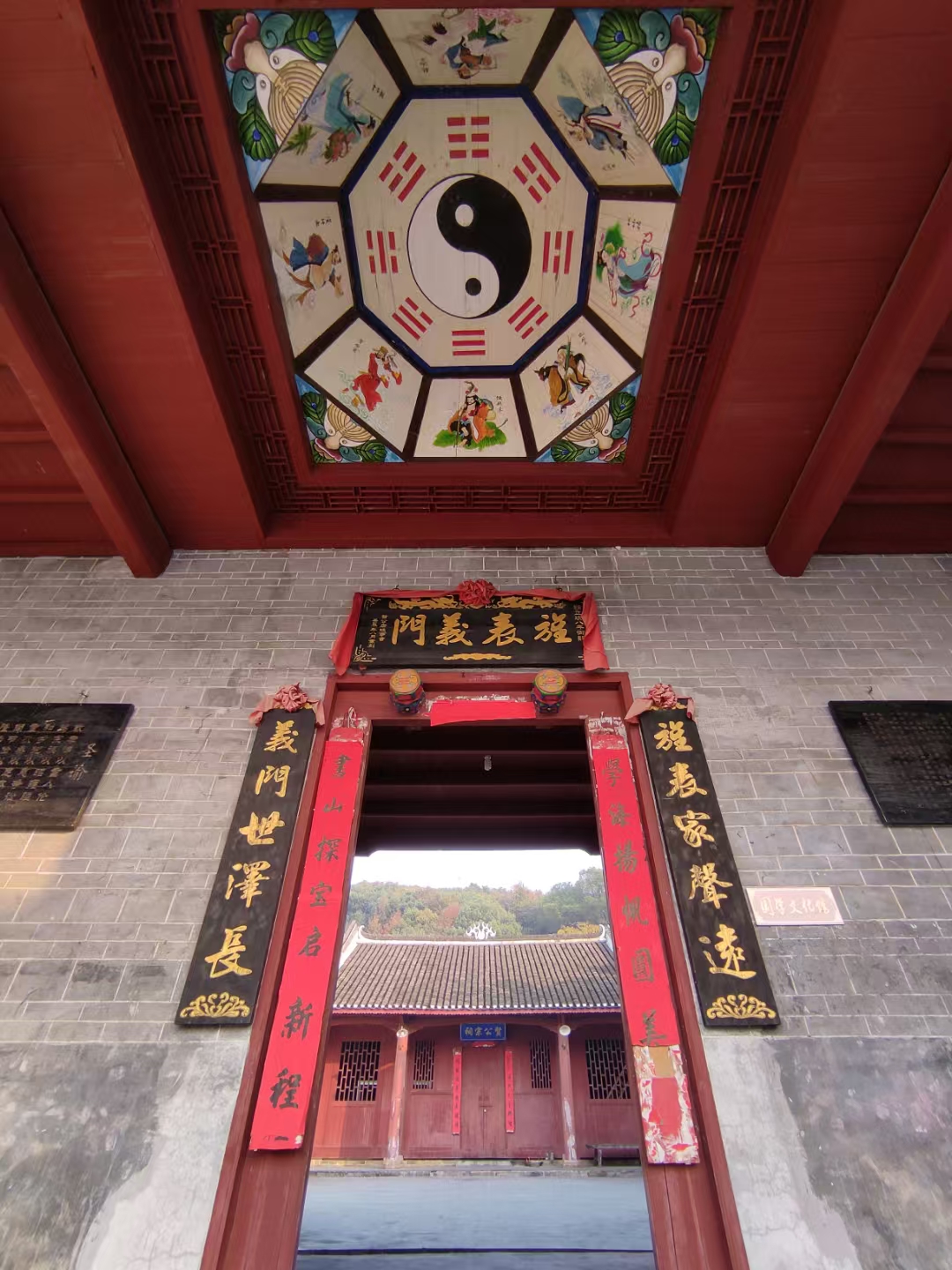 属龙之人如何改善桃花运程

辰龙，属土，辰龙戍狗相冲，辰酉相合，申子辰三合成水局，辰龙与鸡、鼠、猴有缘。辰龙五行土带水，所以辰龙之人天生有领导气质，和温柔，受女性欢迎，但其大男人主义强，有时候会不理性