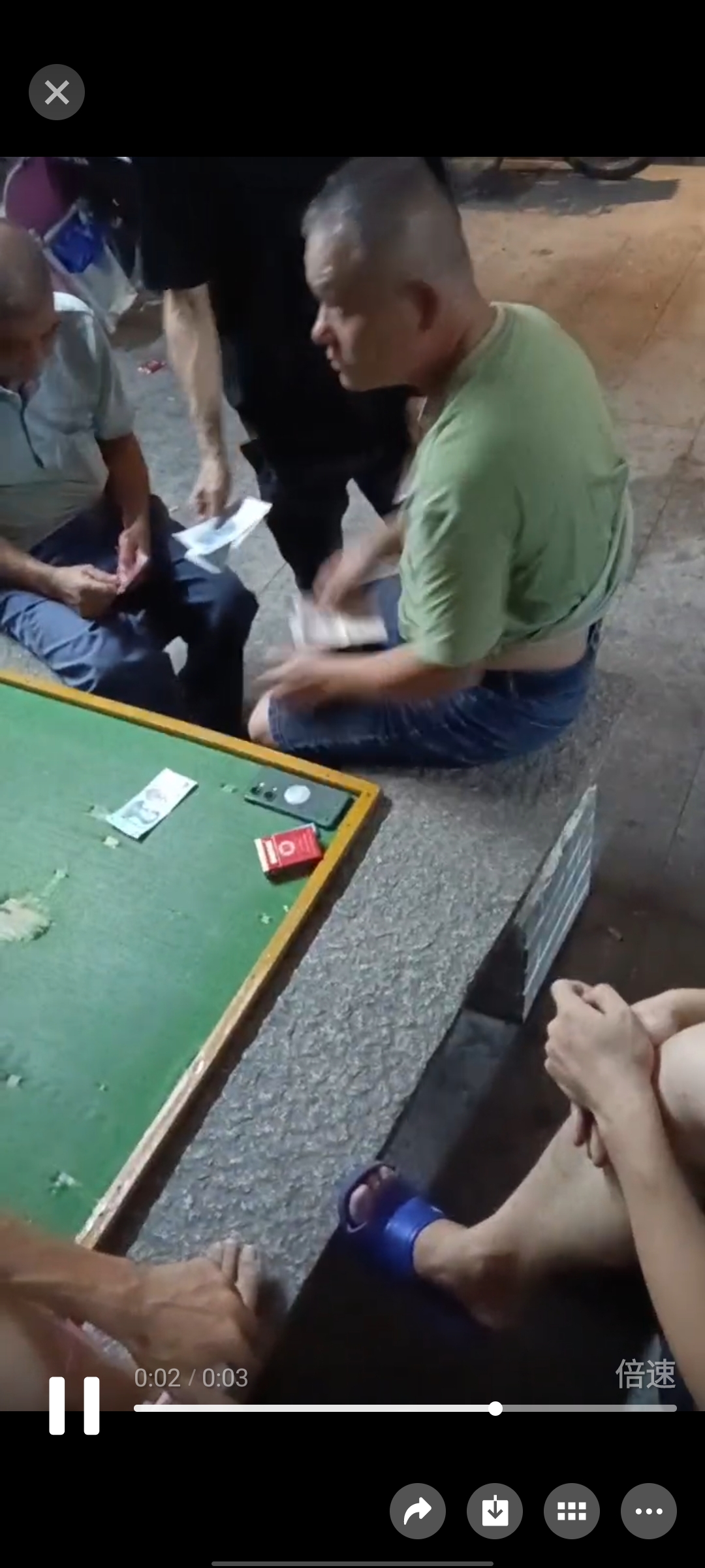 帮人背债躺赚百万，职业背债人迷人骗局：有残疾人智力障碍者被骗

对绝大多数人来说，债务都是一个危险的词，但有这样一群人，不仅心甘情愿背上巨额债务成为老赖，还能从中获得巨大利益。他们是贷款产业链中，更为
