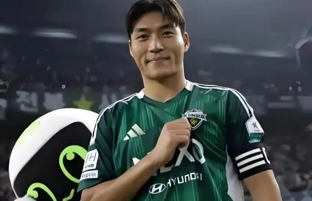 今天韩国2-1捷克这场，有2个效力过中超的球员上过场：
 
1. 金玟哉（后卫）

- 身份：前北京国安（2019–2021）
- 出场：首发打满90分钟，中卫核心。

2. 朴镇燮（中场/后卫）

