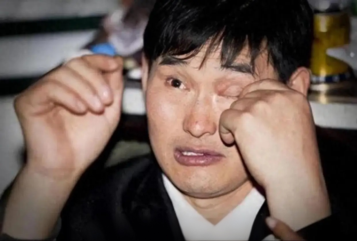    朱之文遭网暴视频播放量成量刑关键
   四年，290条恶意视频，29条点击破5000——农民歌手朱之文用一纸诉状揭开网络暴力“暗黑公式”。施暴者借AI换脸将朱家人制成“数字傀儡”，编造家族丑闻、