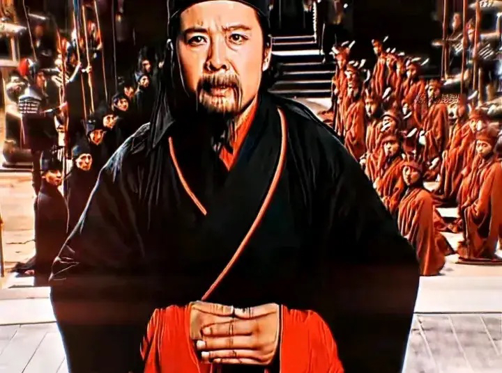 献帝问跪在下面的刘备：“卿祖上何人？”“臣乃中山靖王之后，孝景皇帝玄孙，刘雄之孙，刘宏之子。”

献帝吩咐：“快取宗族世谱检看！”下属取过宗族世谱，念道：“孝景皇帝生十四子，第七子乃中山靖王刘胜。”
