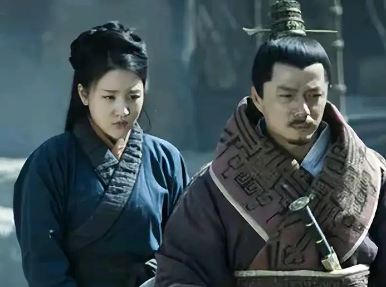 你说韩信这人怪不怪？帮过他的人，他记恨一辈子，侮辱过他的人，反倒得了高 官厚禄。

亭长让他白吃白喝好几个月，最后他老婆实在是忍不住，撂脸色送客，韩信就记恨了一辈子。

反倒是河边洗衣服的婆婆，管了他