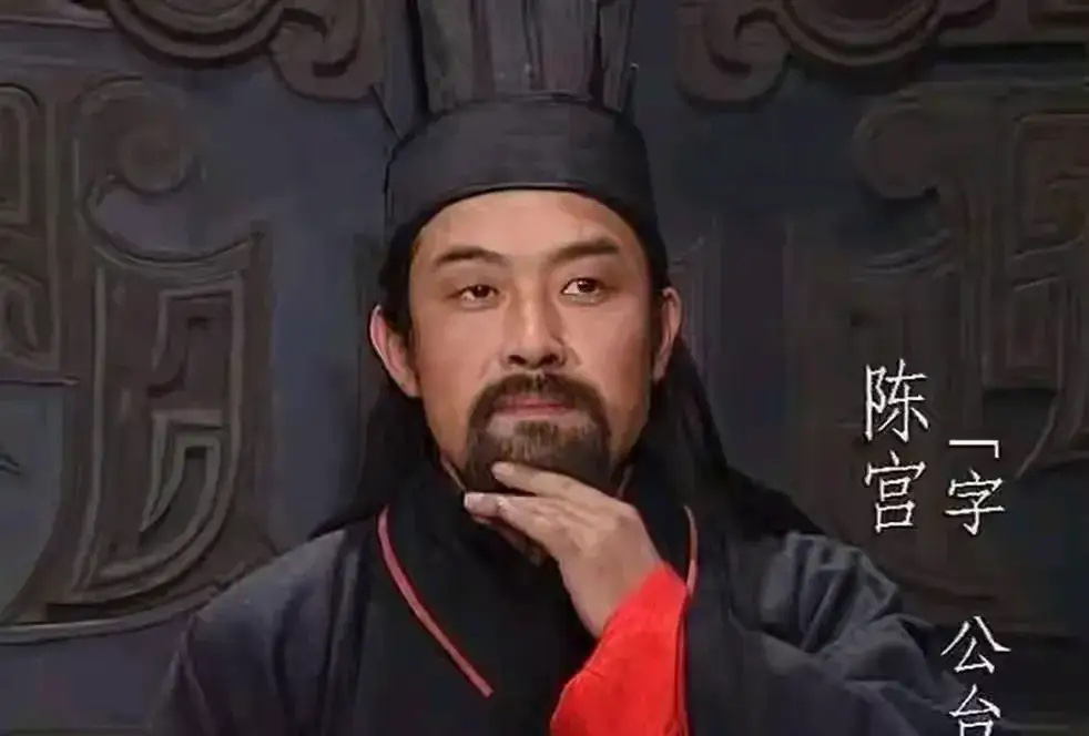 如果当时把头伸过去的是陈宫，而不是许攸，许褚还敢落刀吗？

你可以这么理解，许攸只是骂了曹操两句阿瞒，许褚就把他砍了；而陈宫痛骂曹操两小时，许褚愣是不敢动手。陈宫骂累了，许褚都要给他递水。

许褚是虎