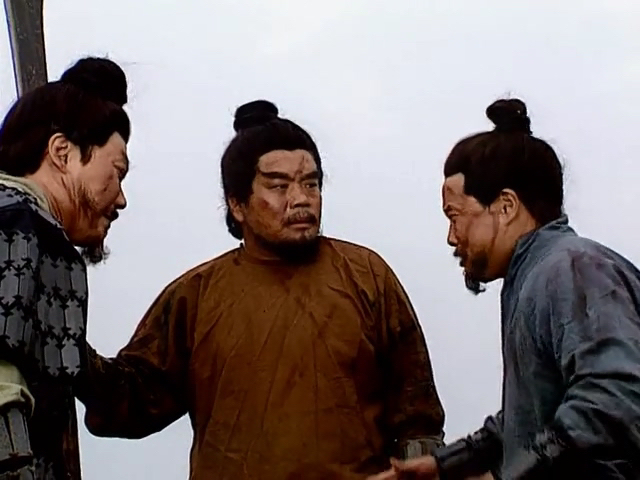 周仓与庞德陆战结果会怎样？书中已有暗示。
周仓水中擒庞德，表现出了高超的水战能力。若二不陆战结果会怎样？
​庞德正遇荆州兵数十人，驾小船近堤来，德提刀飞身一跃，早上小船，立杀十余人，余皆弃船赴水逃命。