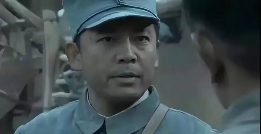 老李当时只是副军级，够不到中将，加上在淮海受了重伤没打后续战役，以及土地革命战争时经常犯错误被处分，评不上中将不冤。

孔二愣子懂政治风向但军事水平一般，加上资历浅也够不上中将。丁伟军事水平很高，能被