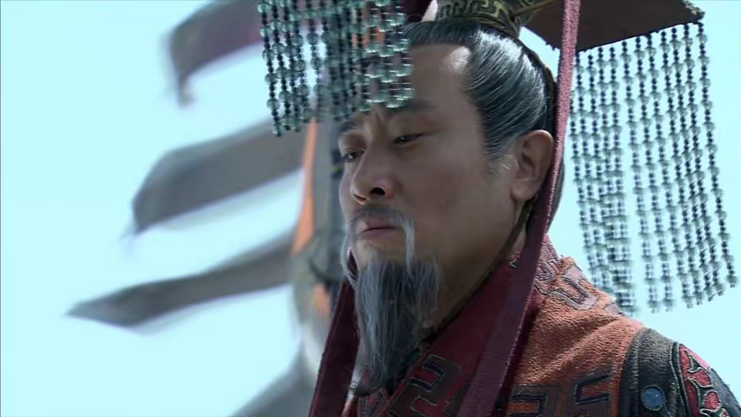 刘备为什么后期疏远了诸葛亮。

我觉得可能的一个原因是，他们在政治路线上有所分歧。

刘备也察觉到了，刘备三顾茅庐去找诸葛亮的时候，确实是这样讲的。

说汉室衰微，要复兴汉室，但这是面上的话。诸葛亮也