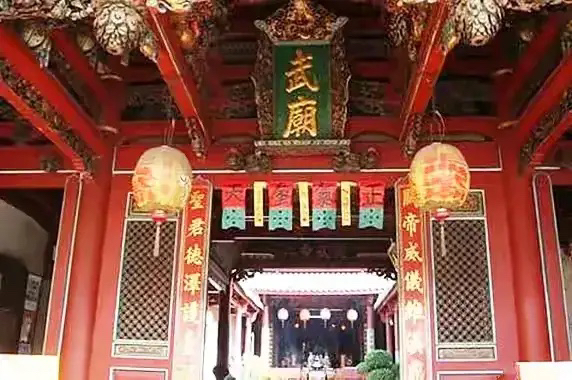 直到现在我才知道，项羽为什么进不了武庙。说白了，不是他进不了武庙，是武庙根本配不上他进。

这位中国历史上最年轻的战神有多牛？25岁时带着5万人干翻40万秦军，替爷爷报了当年输给王翦的血仇。

28岁