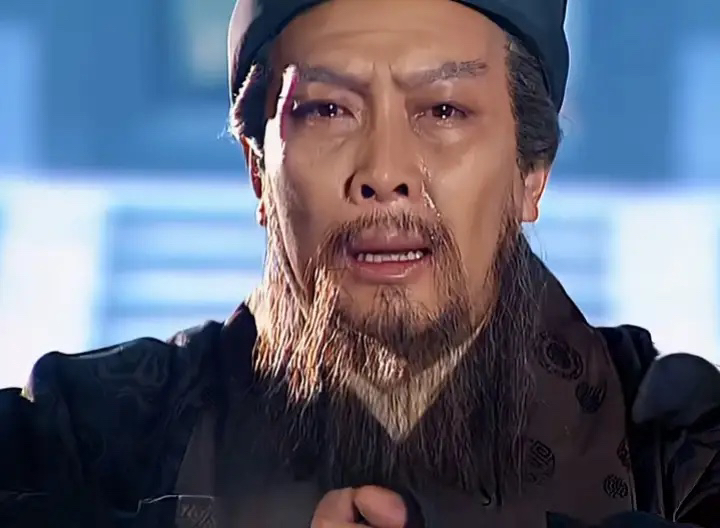 有网友问，诸葛亮去世后，刘禅为何迟迟不批准给他立祠呢？

因为从理论上来说，诸葛亮想单独 有个祠，得指望诸葛亮篡位，因为诸葛亮只是臣子。刘禅私底下相父亚父干爹随便怎么叫，那是你俩关系好。

可在正式场