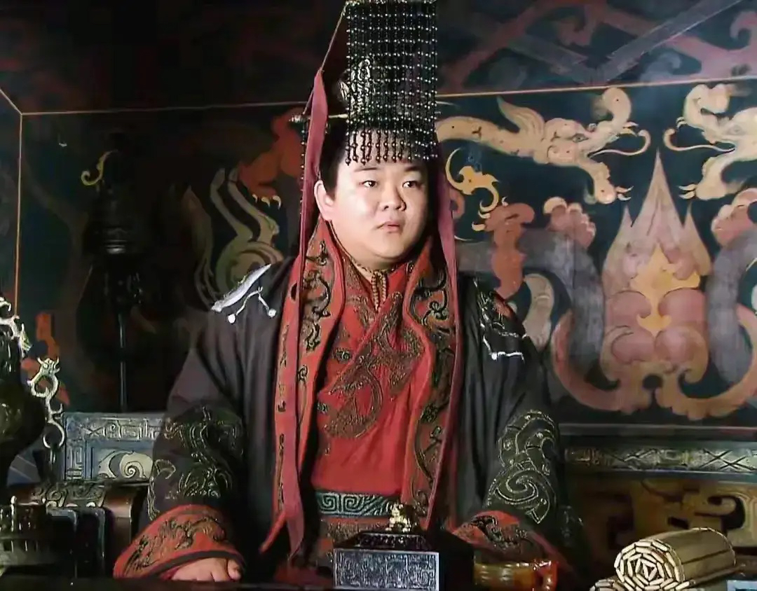 直到现在我才明白，刘禅这辈子又何尝不是靠童年的温暖撑下来的呢？

名字是他爹和俩叔叔费尽心思取的，寓意“仰吞北斗”。长坂坡生死难料，赵云七进七出，拼了命把他救出来。刘备为了拉拢人心，把他往地上一摔，可