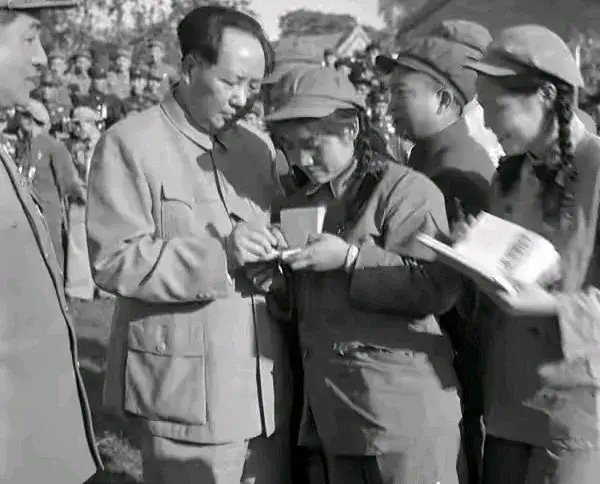 很多人觉得他老人家不懂经济，只会打仗，建国后带领百姓走了不少弯路，但事实真是这样吗？简单总结十条：

首先第 一、你无法解释毛主席时代，十多万家国营企业是怎么来的。

第 二、你无法解释新中国只用了短