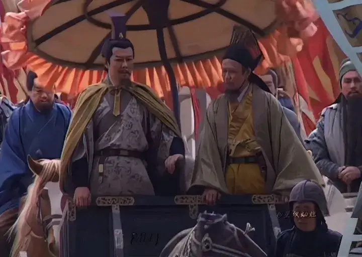 竟然有人问，刘备这么菜，为什么诸葛亮还要辅佐他呢？

就这么说吧，袁绍是四世三公，他连曹操都瞧不起，可听说刘备来投靠他，忙出城六百里相迎，当贵宾供着。

曹操是“挟天子以令诸侯”的主，听说刘备来投靠，