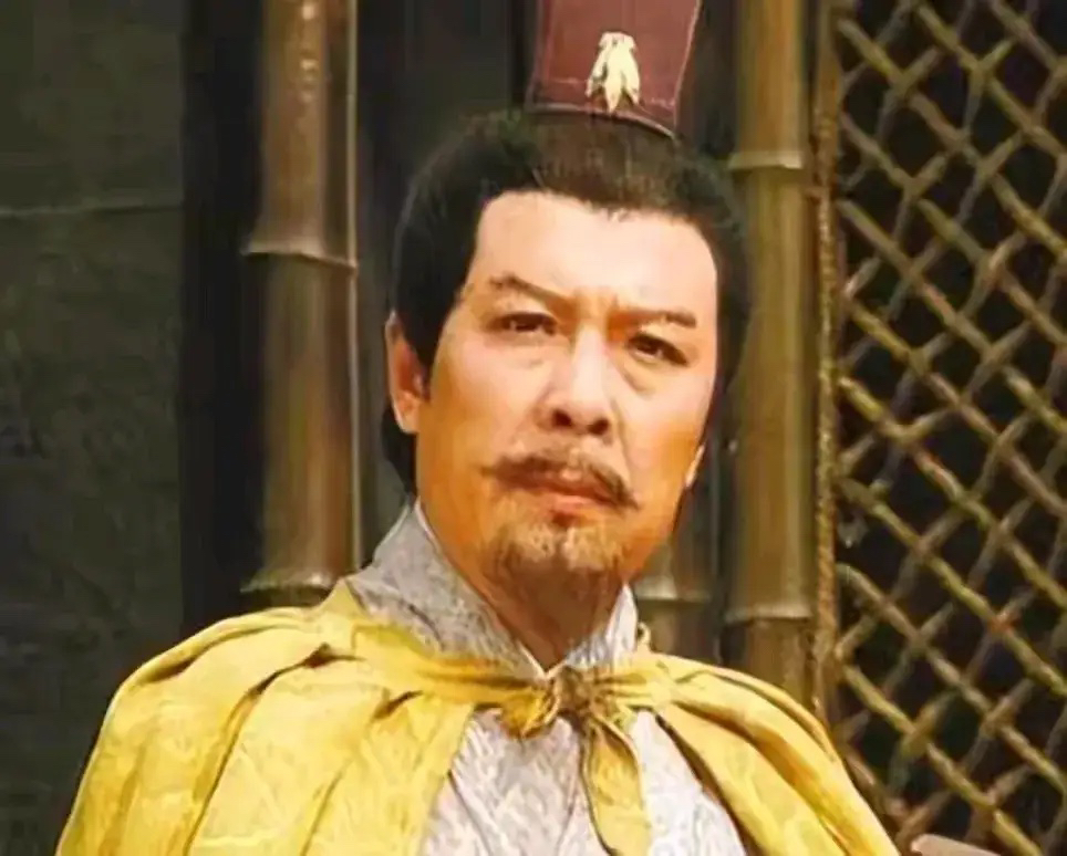 想看清一个人，跟他聊聊三国准没错，聊三国人物是最能暴露一个人的三观的！

喜欢诸葛亮，讨厌司马懿，骂吕蒙，喷东吴，这些都算个人口味，都没啥大问题。

但如果这人非说刘备是假仁假义，那你可得留个心眼儿了