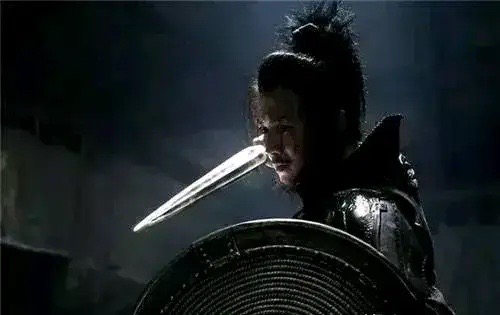 为什么古代的死士肯为主人卖命？你可别以为死士就是你给他1万块钱，然后跟他说你想吃鱼了，他就会卖命帮你摆平。

死士究竟是怎样的呢？你不妨设想一下，你是一名普通大专生，毕业即失业，可家里重病的父母，却需