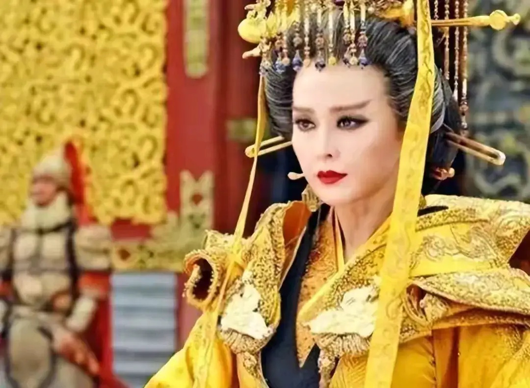 直到现在我才明白，武则天为什么会将江山乖乖还给李家了，说白了就是“神龙政 变”这把刀架在了脖子上。

张柬之这帮老臣可不是吃素的，他们带着500禁军冲进皇宫，当场砍了武则天的男宠，还把床上的女皇围了的
