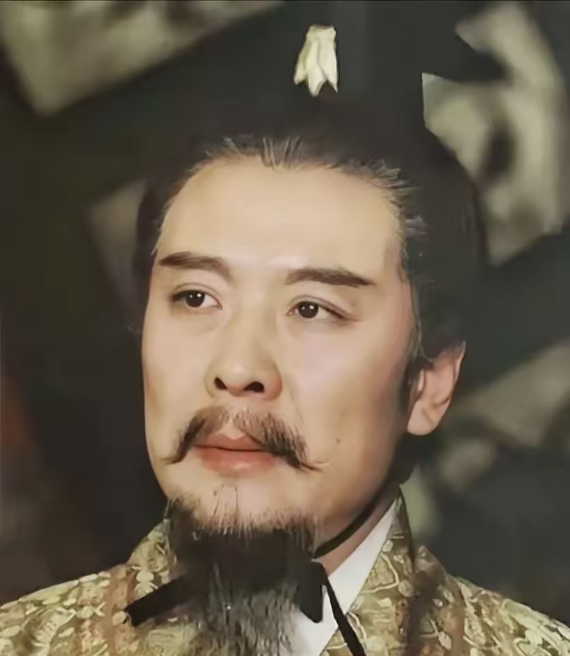 魏延被挤走，其实是忠诚输给了圈子
​诸葛亮死后，魏延连军权交接会议都没被叫上，直接被杨仪、马岱联手做掉。
​这一幕，放在今天就是老员工被空降领导的心腹集体拉黑。
​魏延错在哪？
​他太把“我是忠臣”当