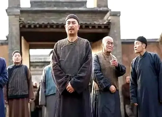为何古代3个人就能治理一个县，如今却需成千上万人？其实原因很简单：

电视剧总把县衙演得像个小摊子，县太爷带着师爷和几个衙役就包揽全县事务。

实际上光师爷团队就分十几个岗位，刑名、钱粮、文书各管一摊