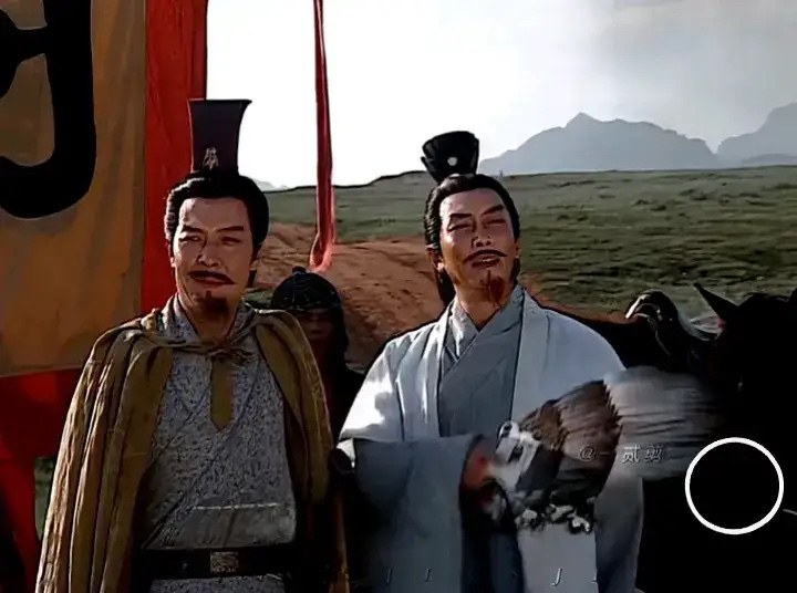 有网友问，为什么徐庶当军师时，关羽、张飞都对其言听计从，可轮到诸葛亮当军师时，关羽、张飞二人却表现出不服呢？

徐庶加入刘备阵营后，第 一战就成功破了曹仁的八卦金锁镇，紧接着第 二战又顺利拿下樊城，可